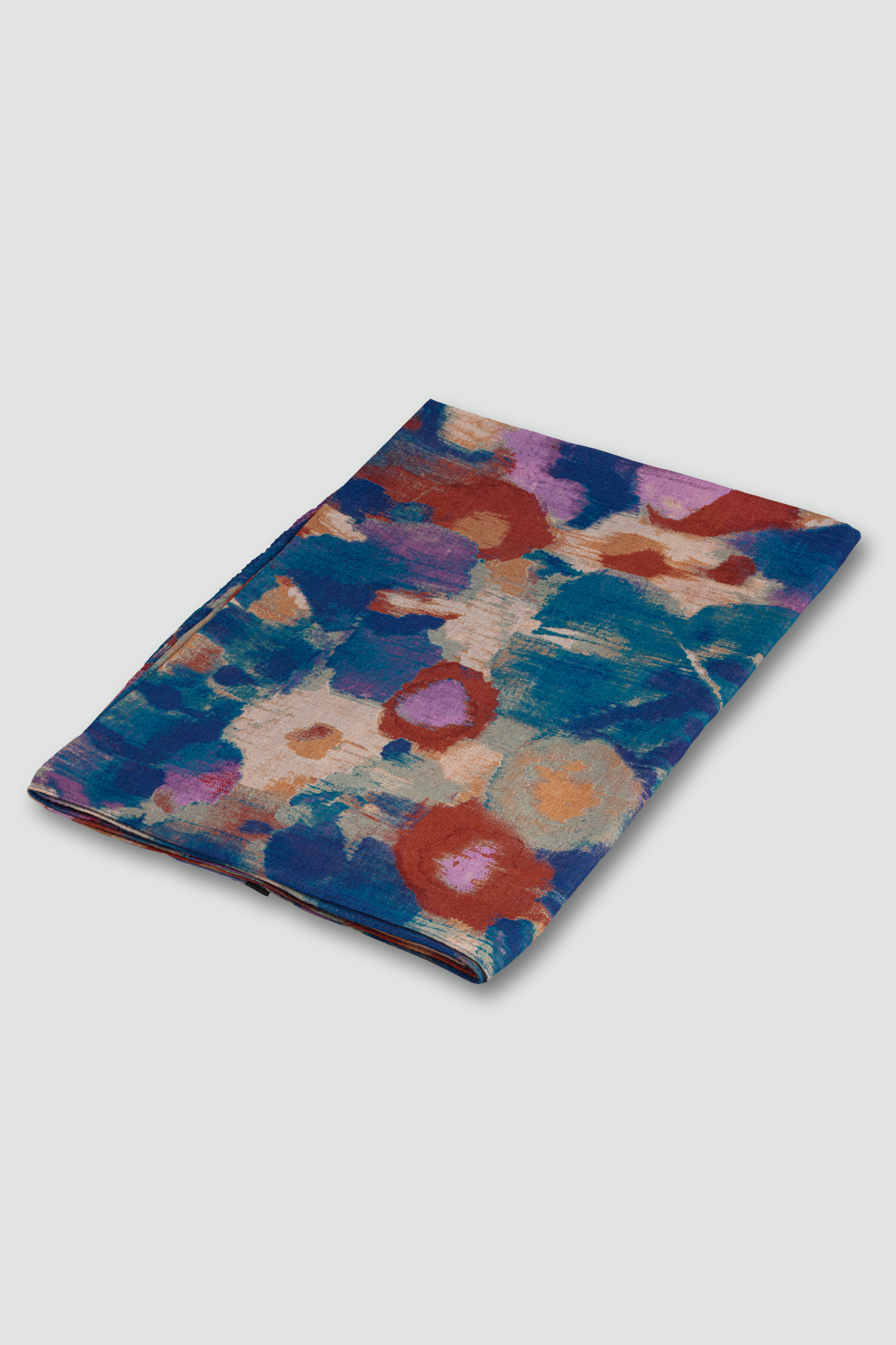 Ciemnoniebieska apaszka z nadrukiem w rozmyte kwiaty