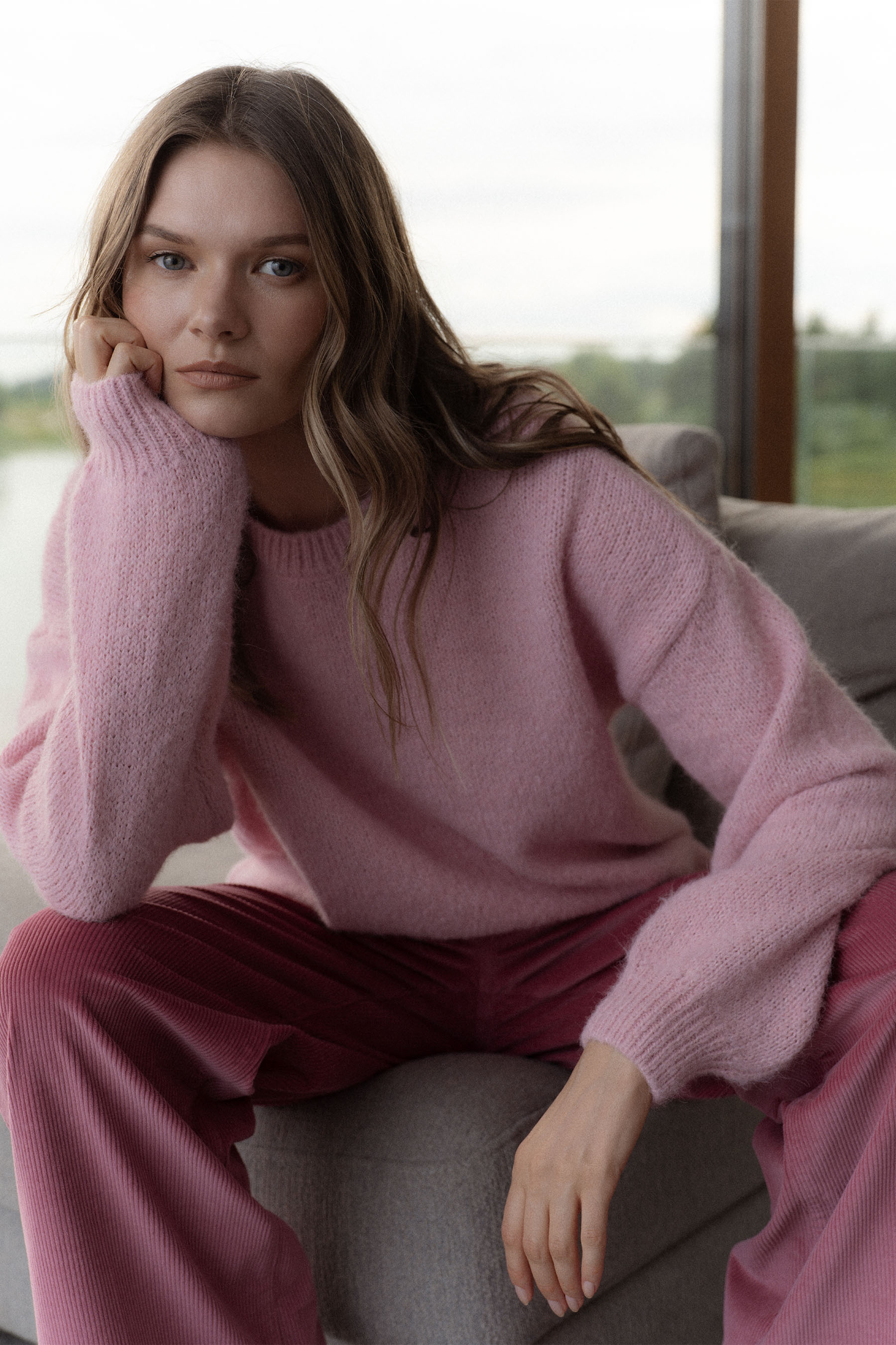 Basicowy sweter w pastelowym odcieniu różu Greenpoint