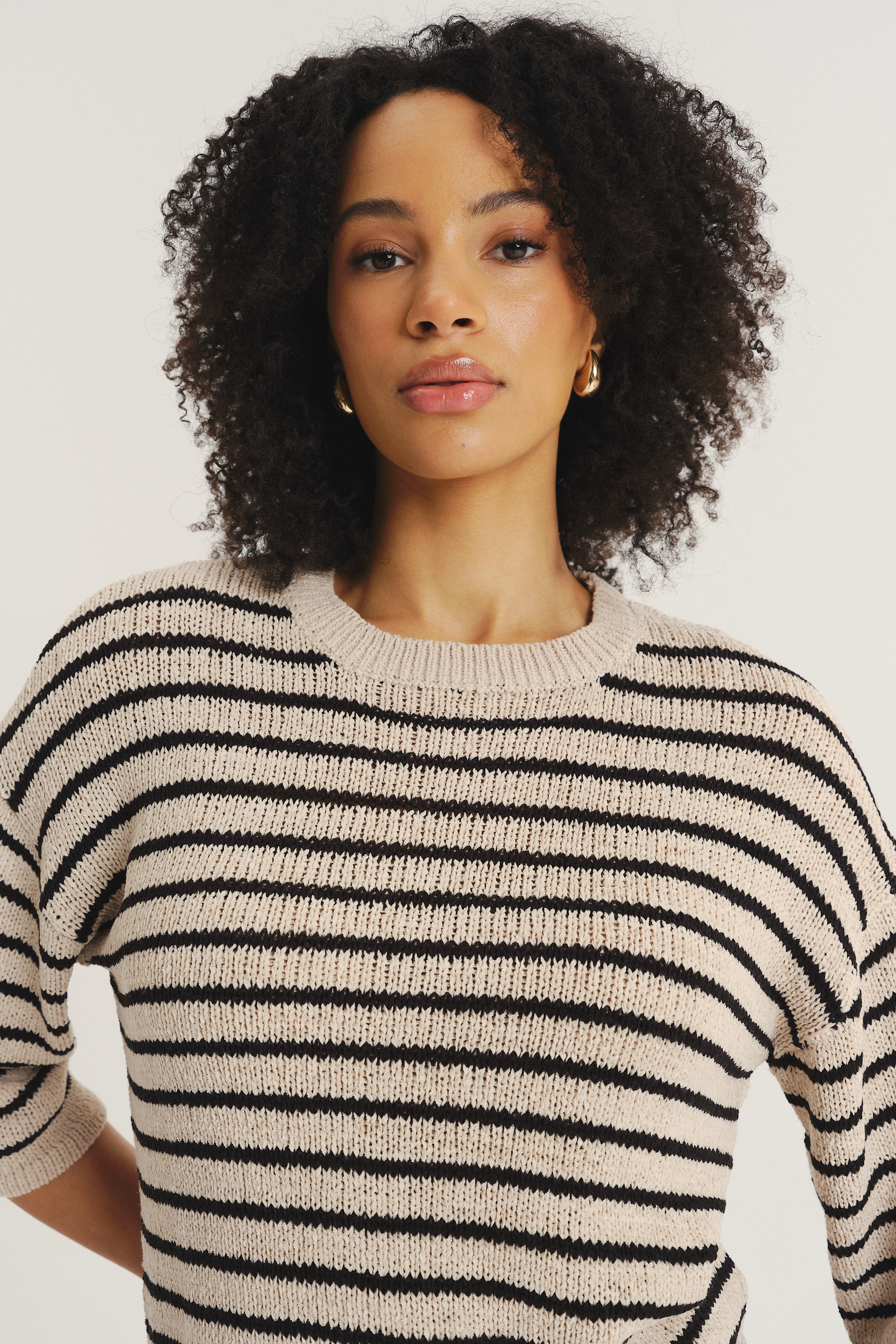 Beżowy sweter w kontrastowe paski