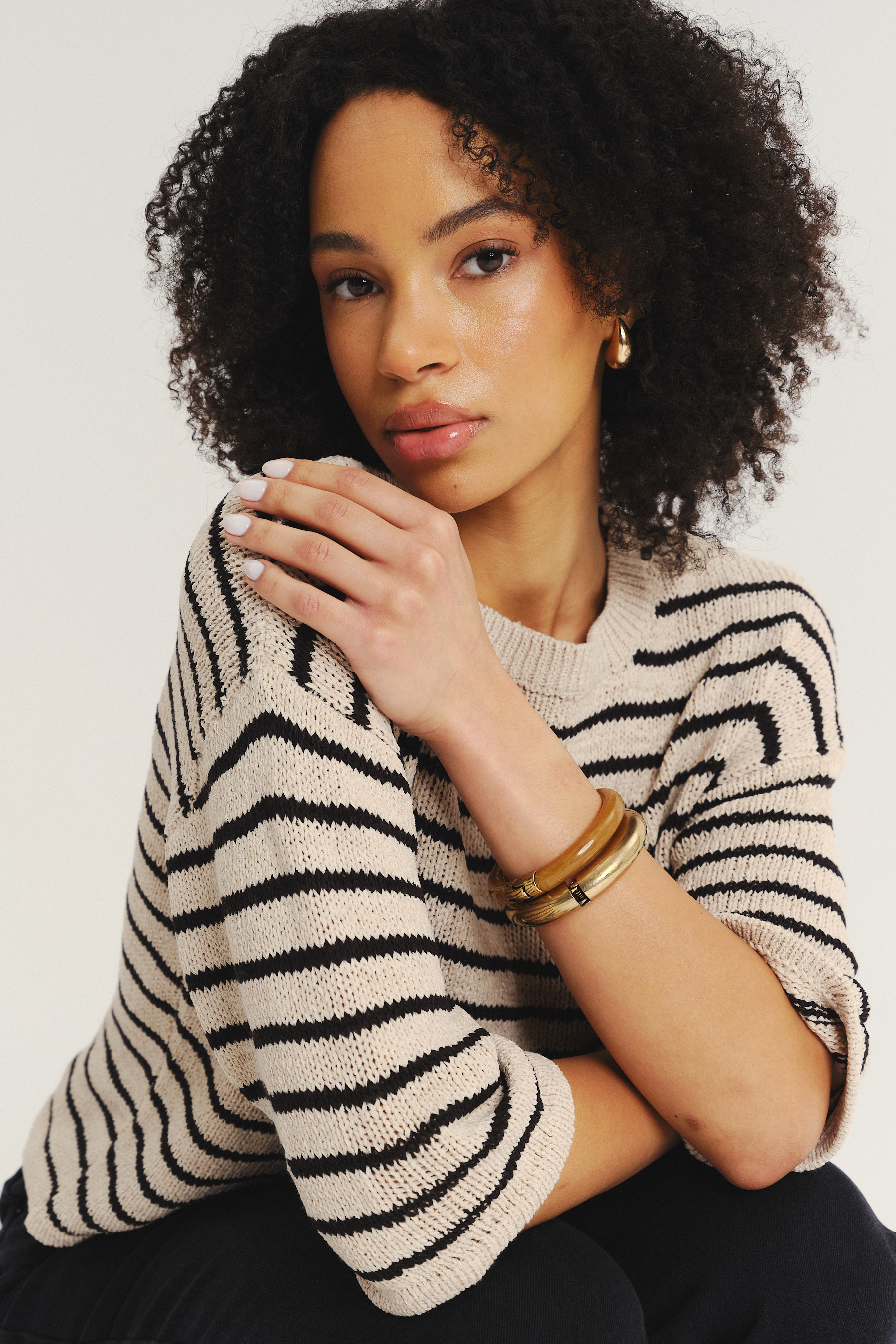 Beżowy sweter w kontrastowe paski