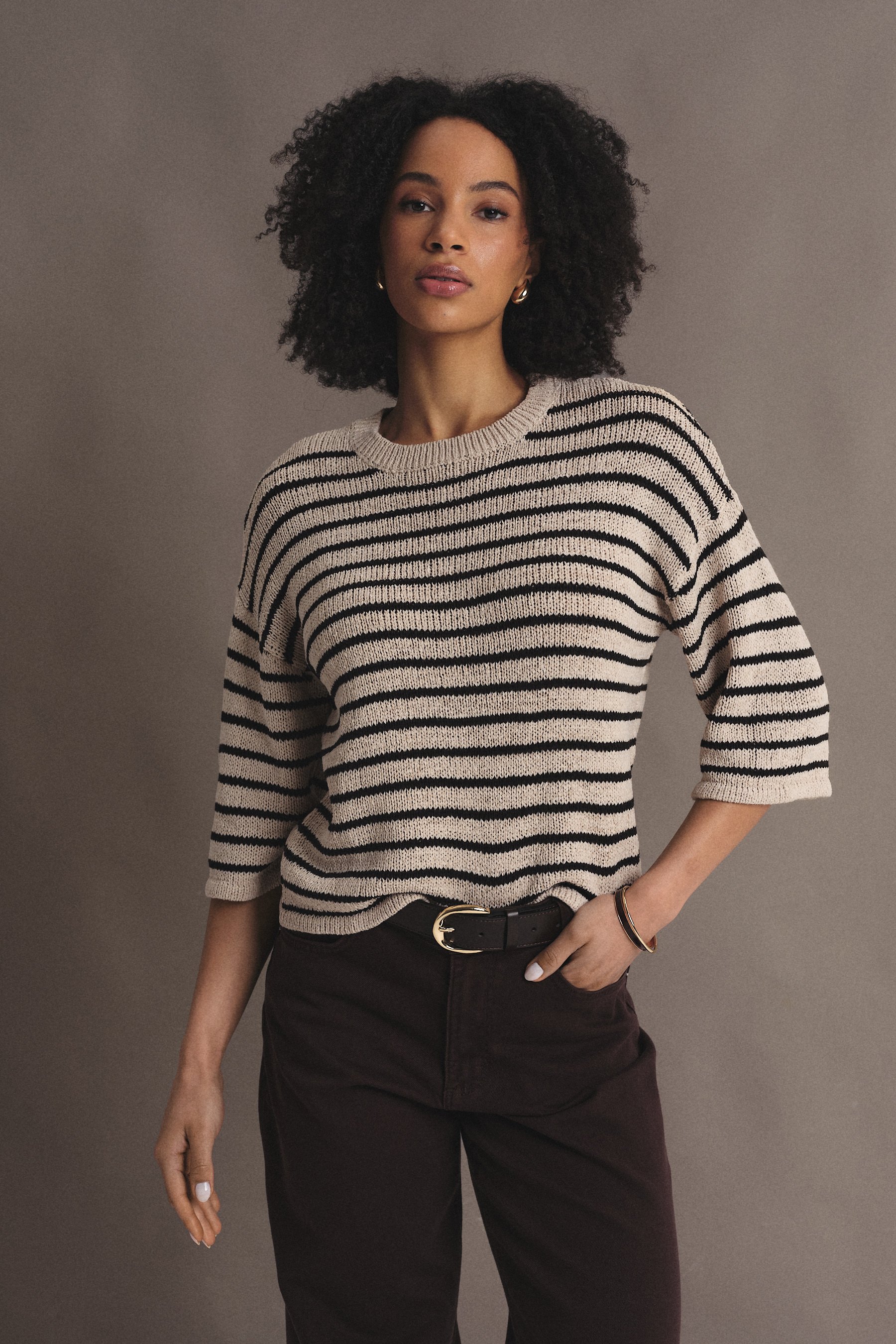 Beżowy sweter w kontrastowe paski