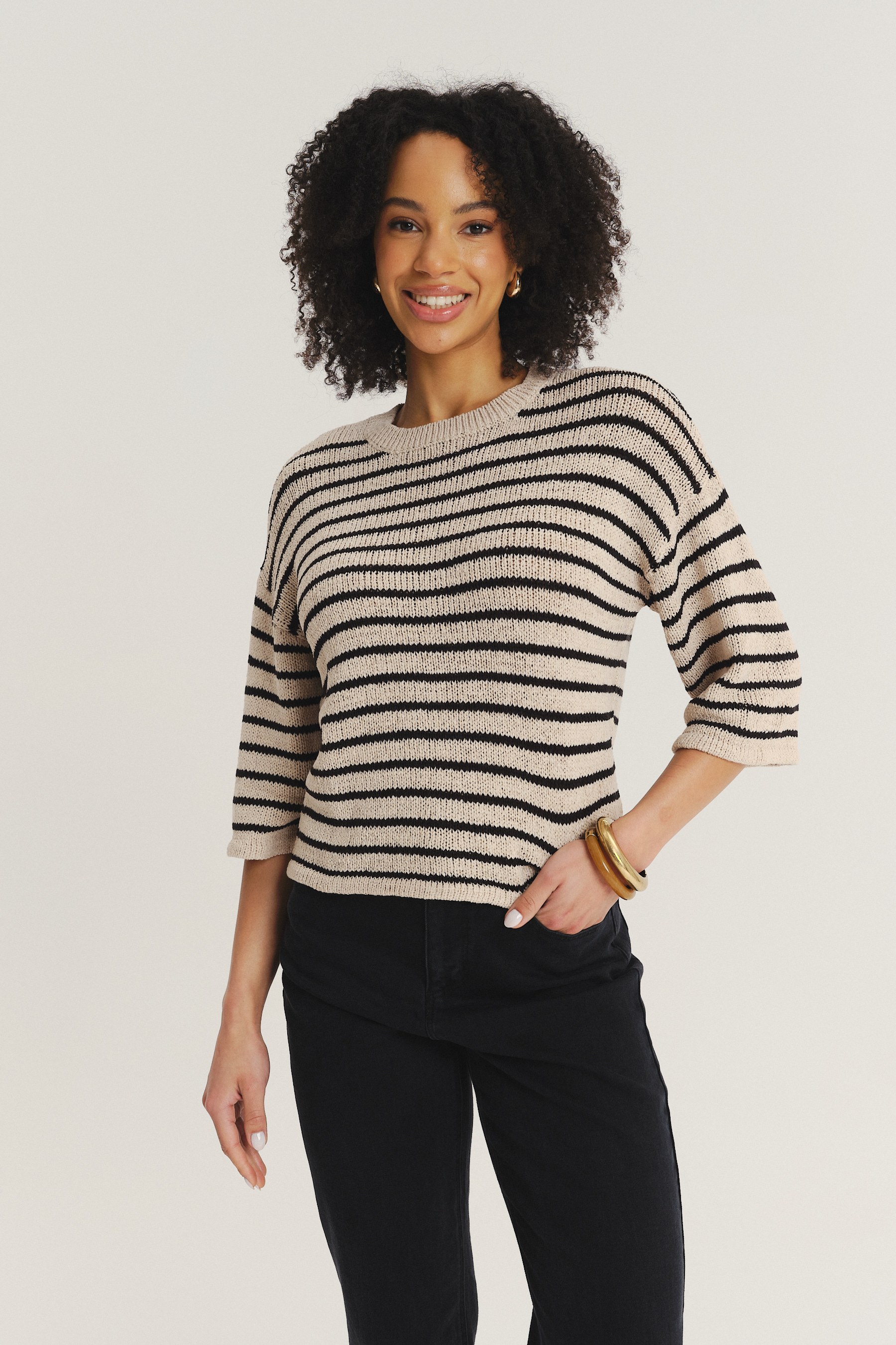 Beżowy sweter w kontrastowe paski