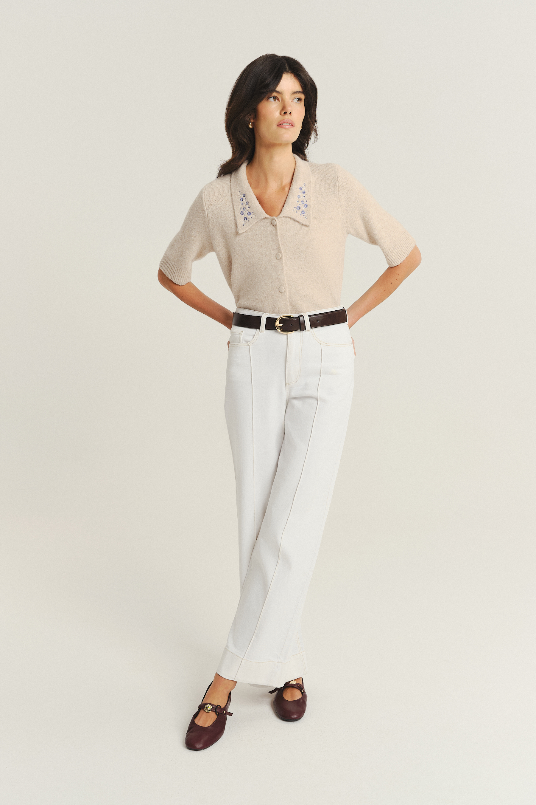 Beżowy sweter z zapięciem na drobne guziki