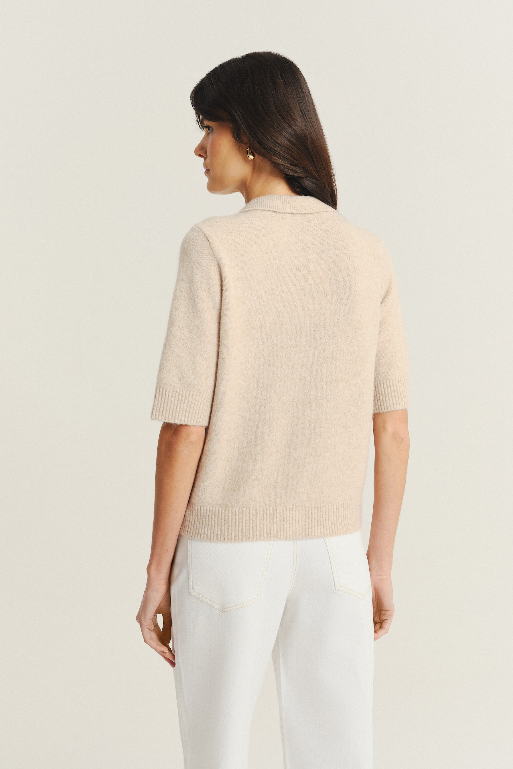 Beżowy sweter z zapięciem na drobne guziki