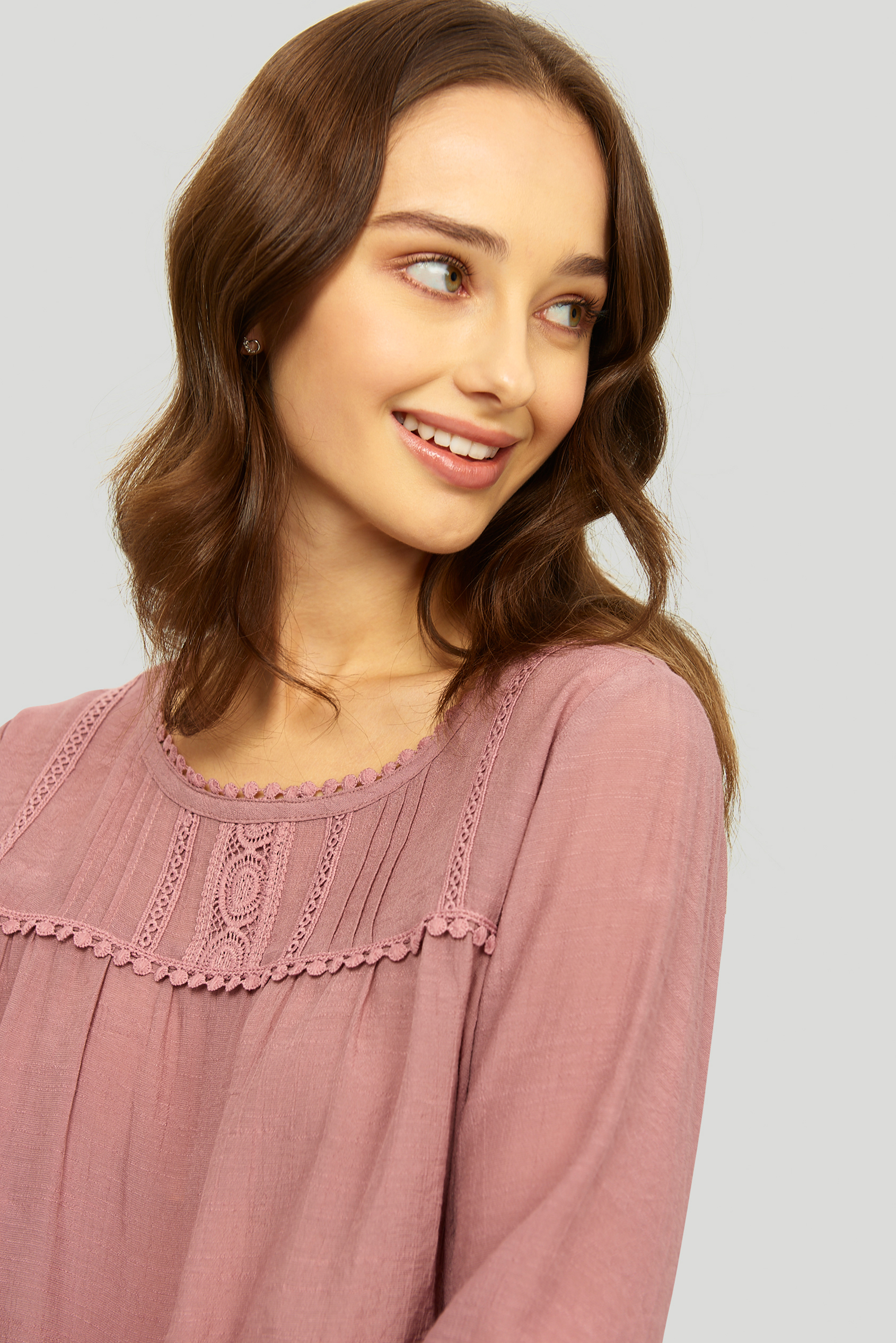 Elegancka, różowa bluzka z dekoracyjnymi mereżkami