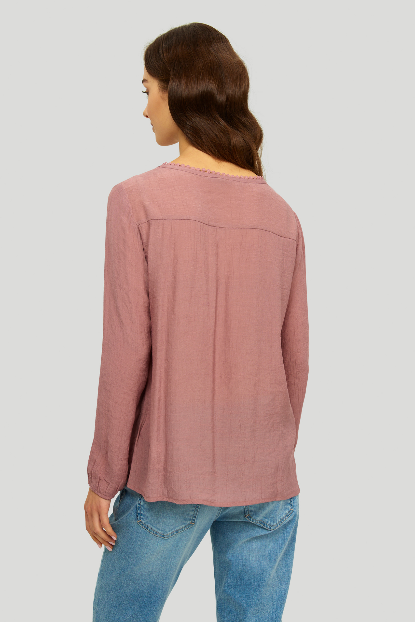 Elegancka, różowa bluzka z dekoracyjnymi mereżkami