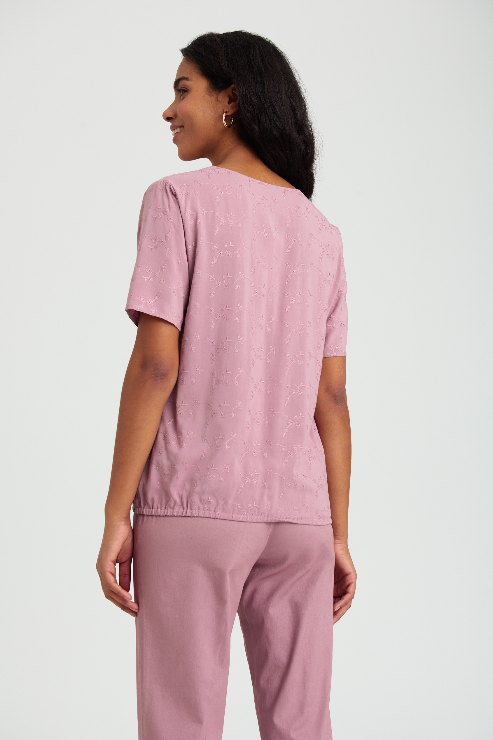 Wiskozowa, haftowana bluzka w różowym kolorze
