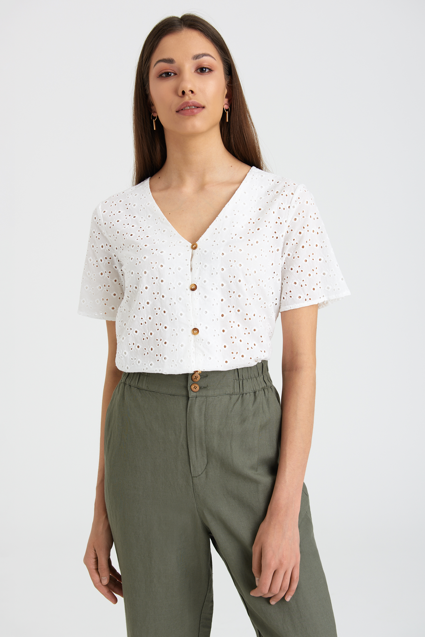 Bawełniana, haftowana bluzka w białym kolorze