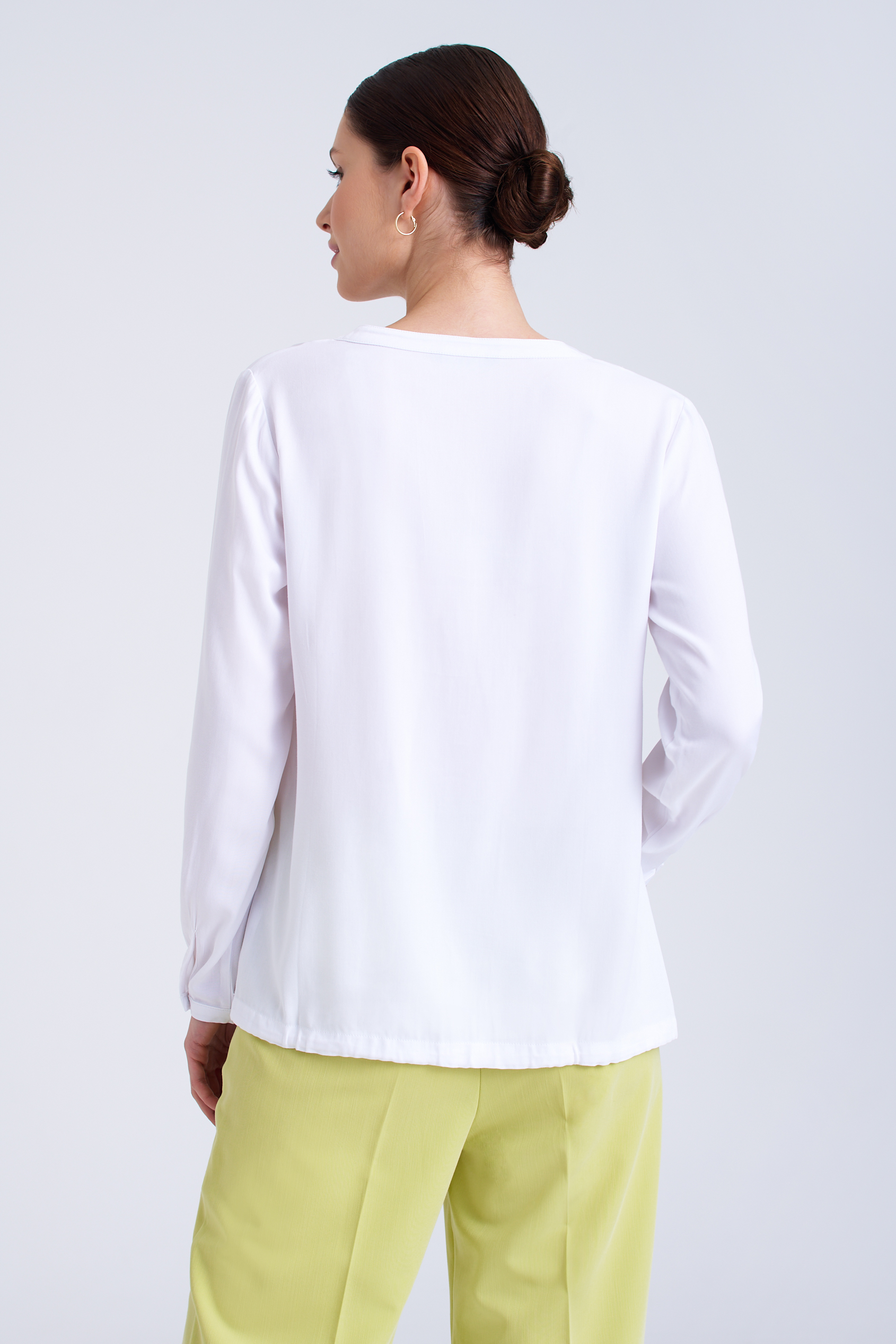 Biała, prosta bluzka z dekoltem typu henley