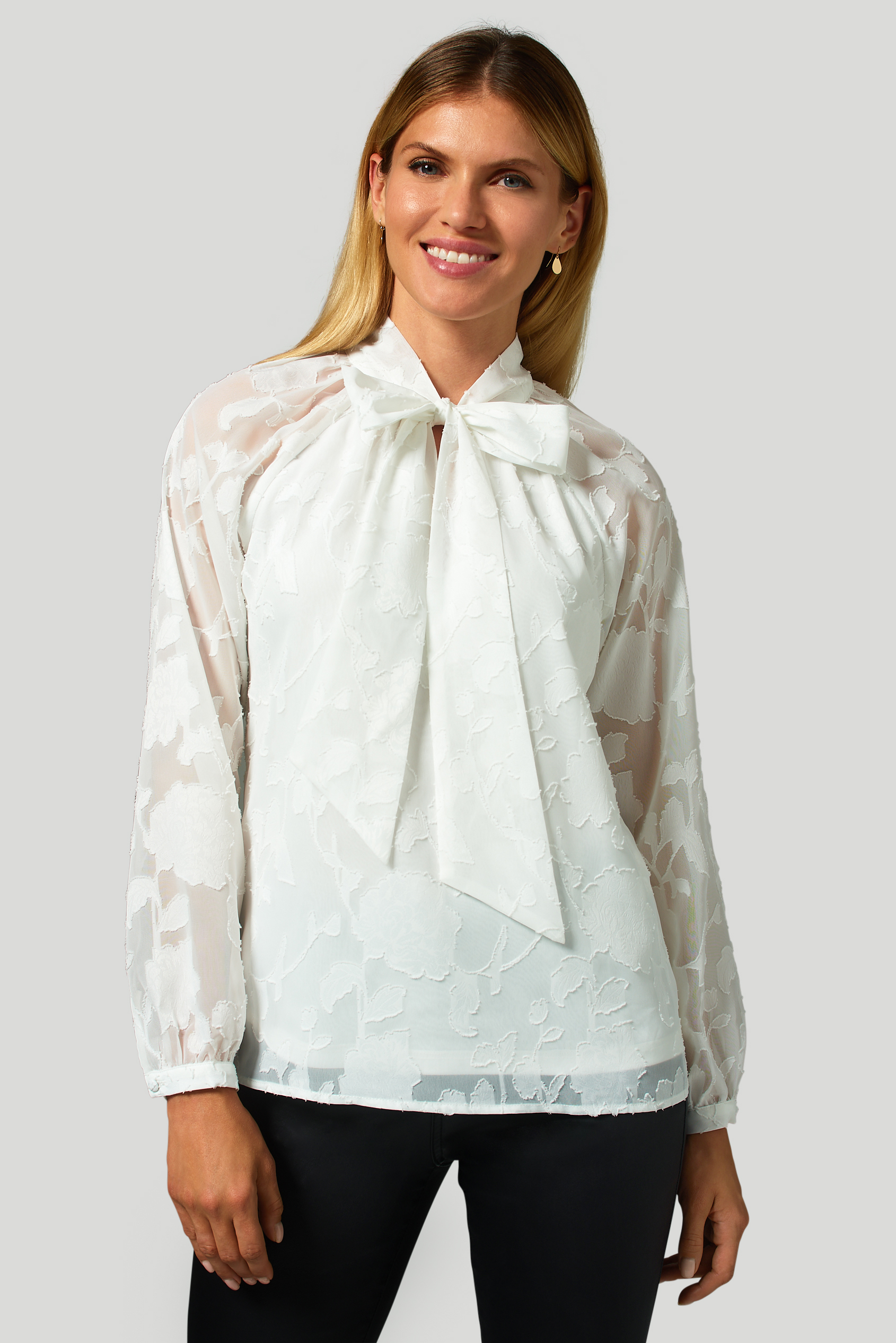Elegancka, biała bluzka z ozdobnym wiązaniem przy dekolcie