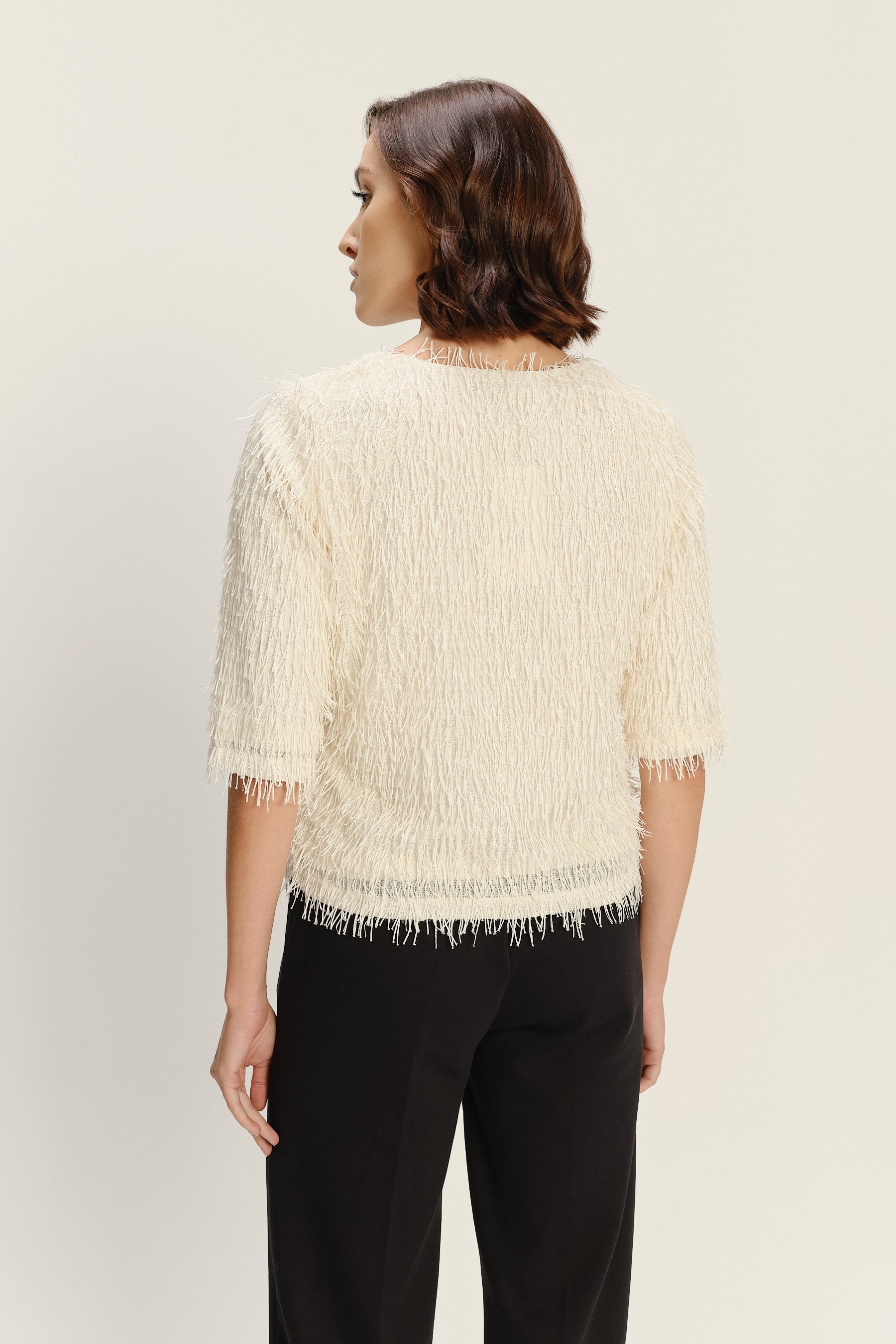 Kremowa bluza z efektownym wykończeniem