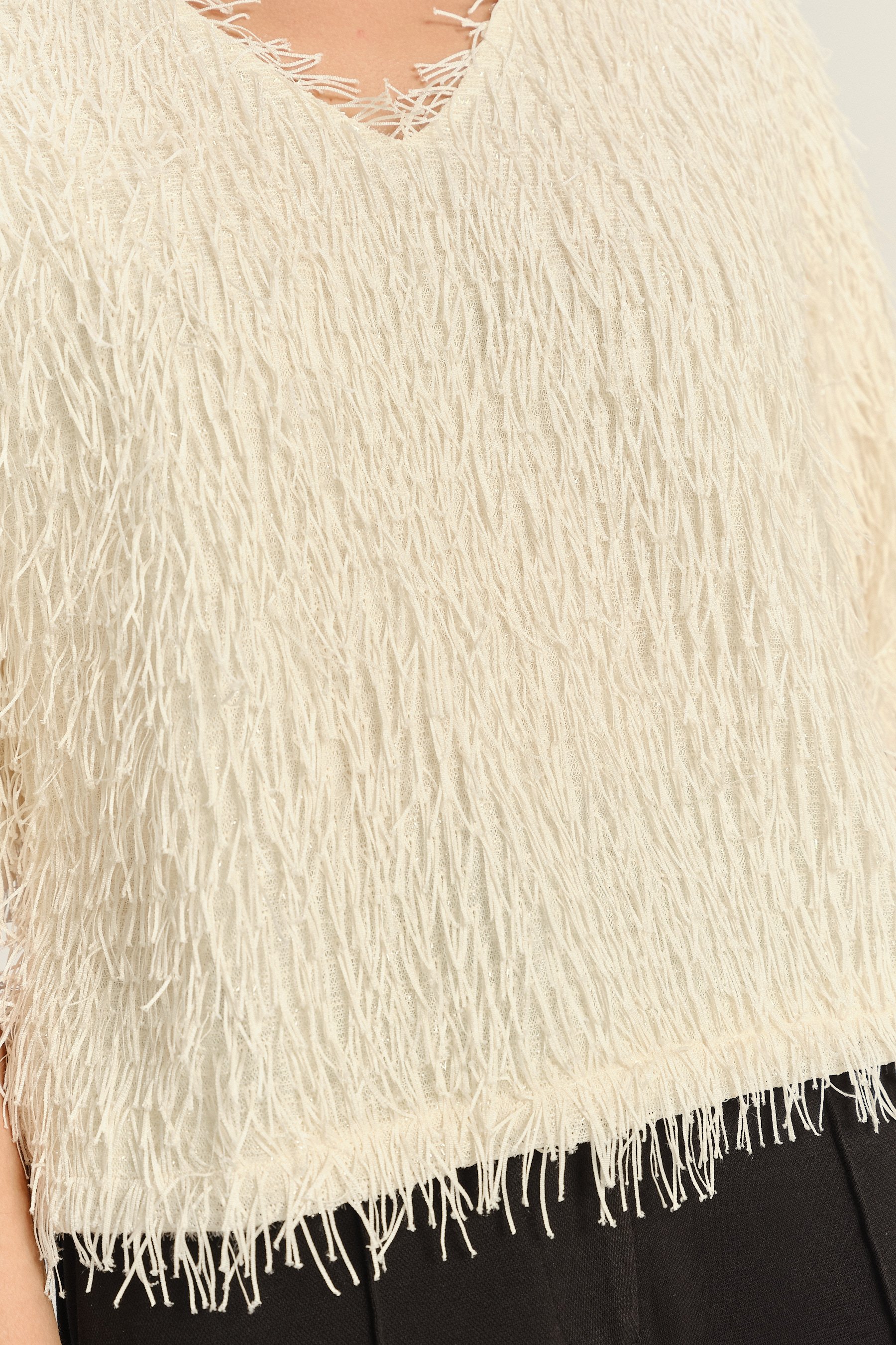 Kremowa bluza z efektownym wykończeniem