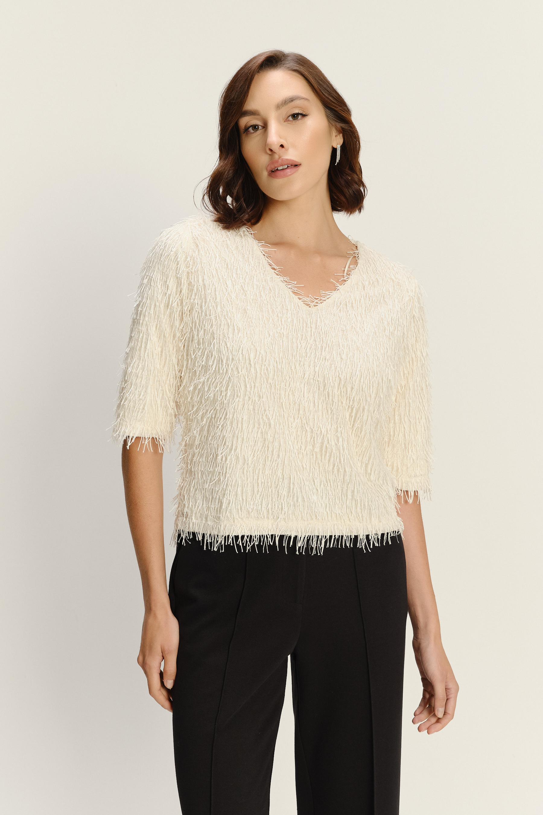 Kremowa bluza z efektownym wykończeniem