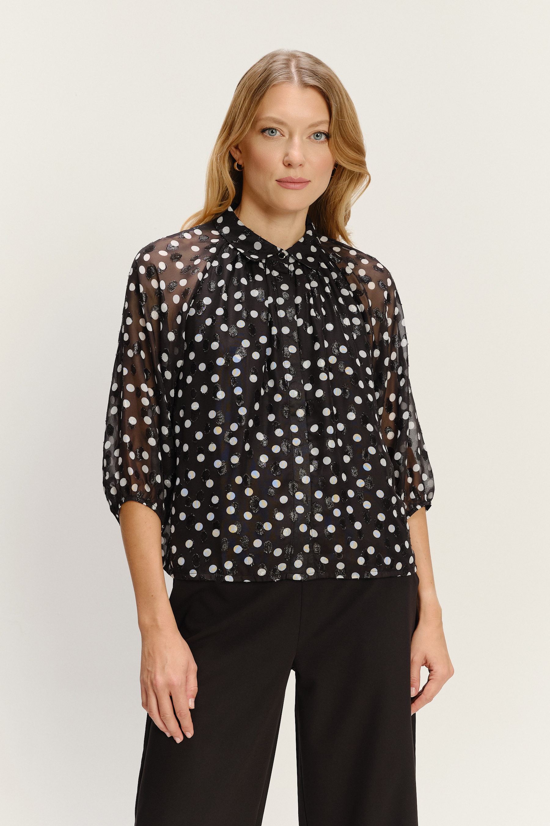 Efektowna czarna bluzka w kropki z rękawami do łokcia