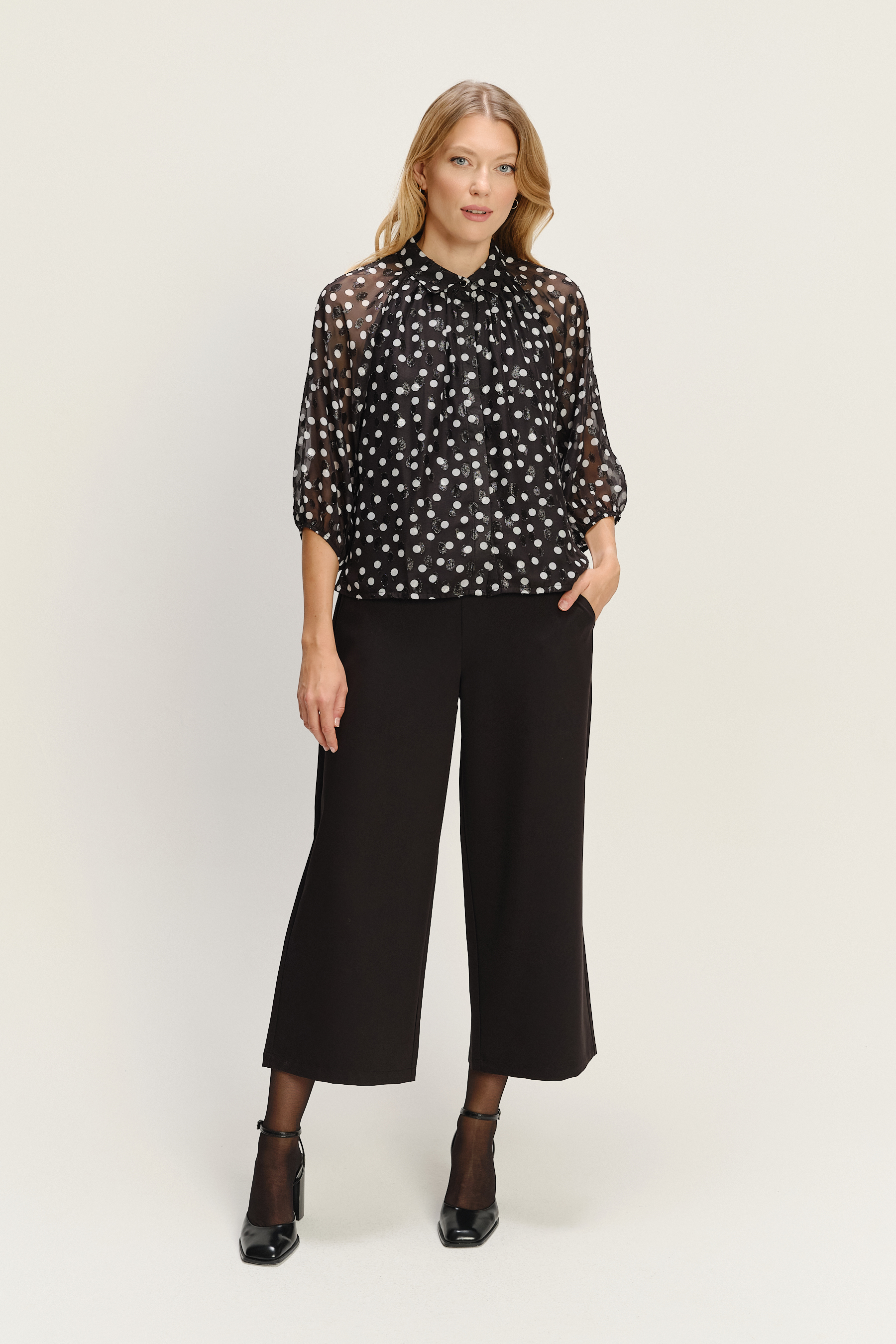 Efektowna czarna bluzka w kropki z rękawami do łokcia