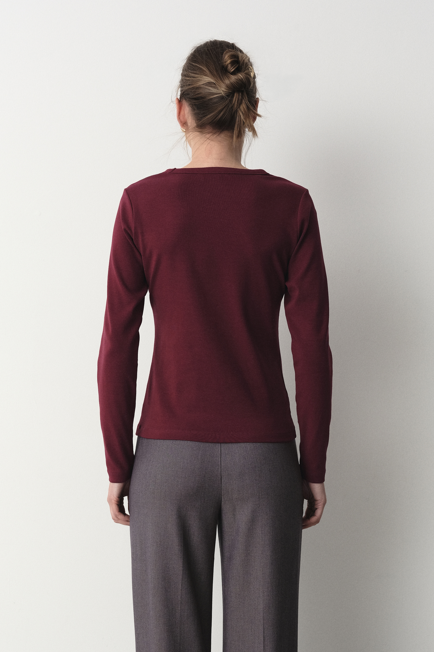 Bordowy longsleeve w stylu basic