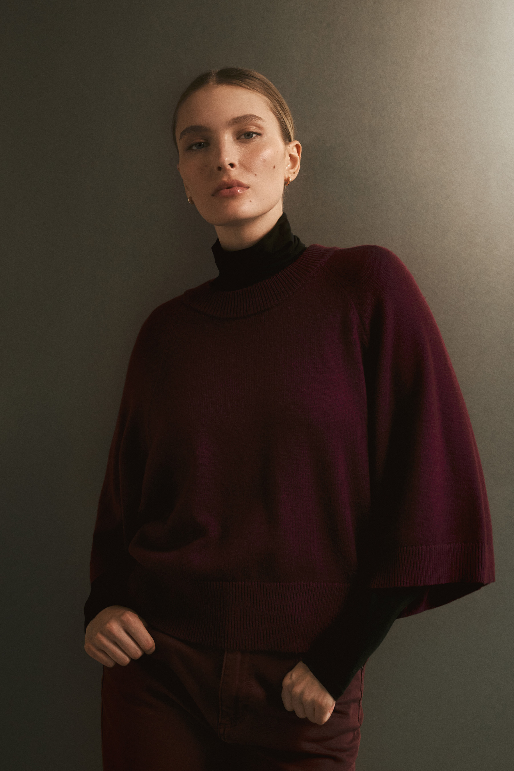 Bordowy sweter oversize