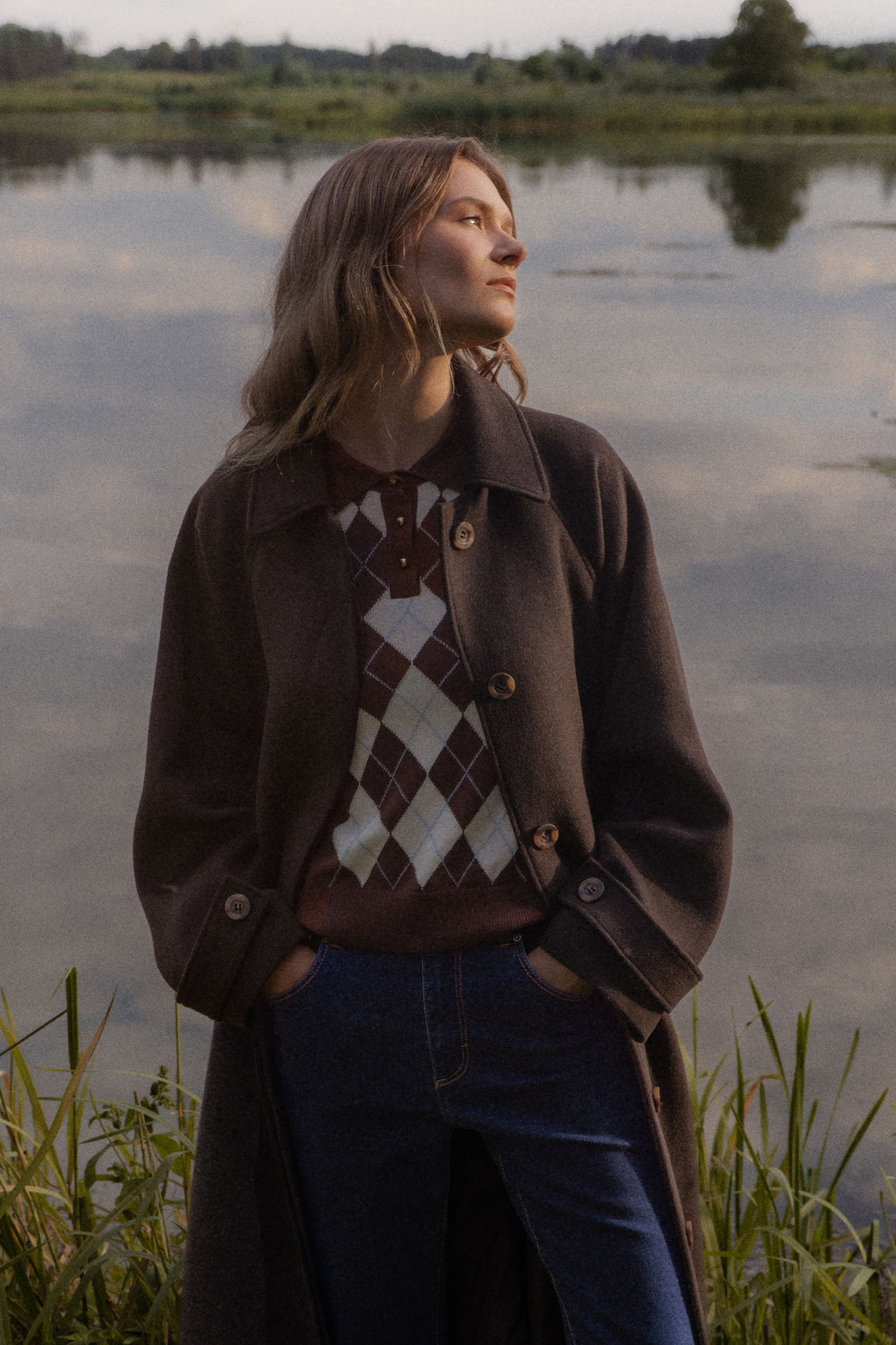 Brązowy sweter w romby z domieszką wełny