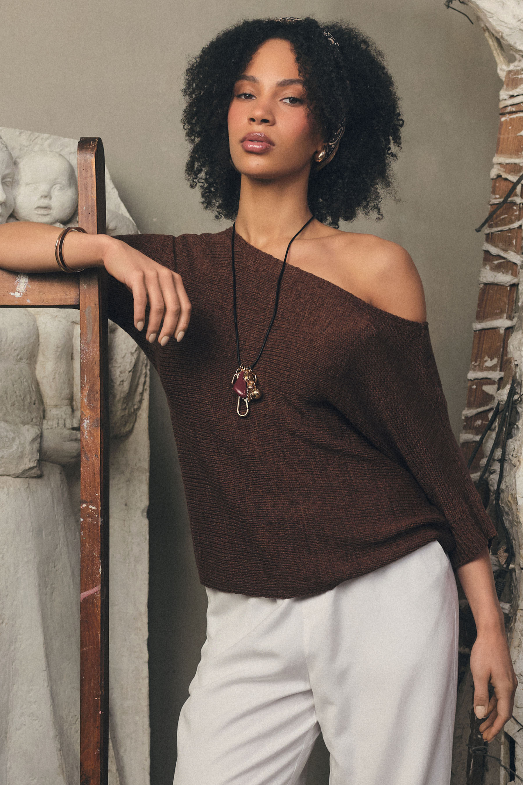 Brązowy sweter z krótkim rękawem