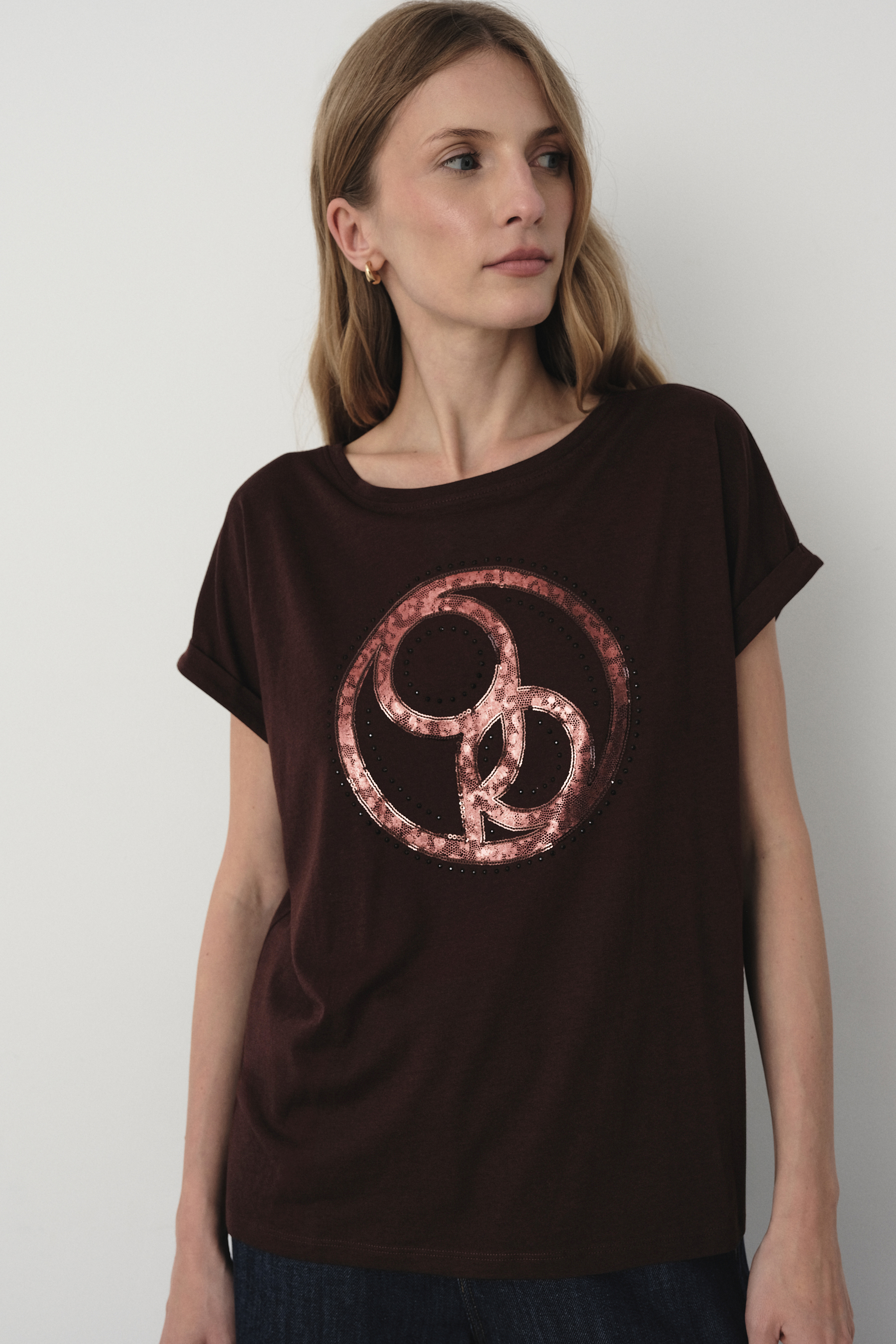 Brązowy t-shirt z grafiką na przodzie