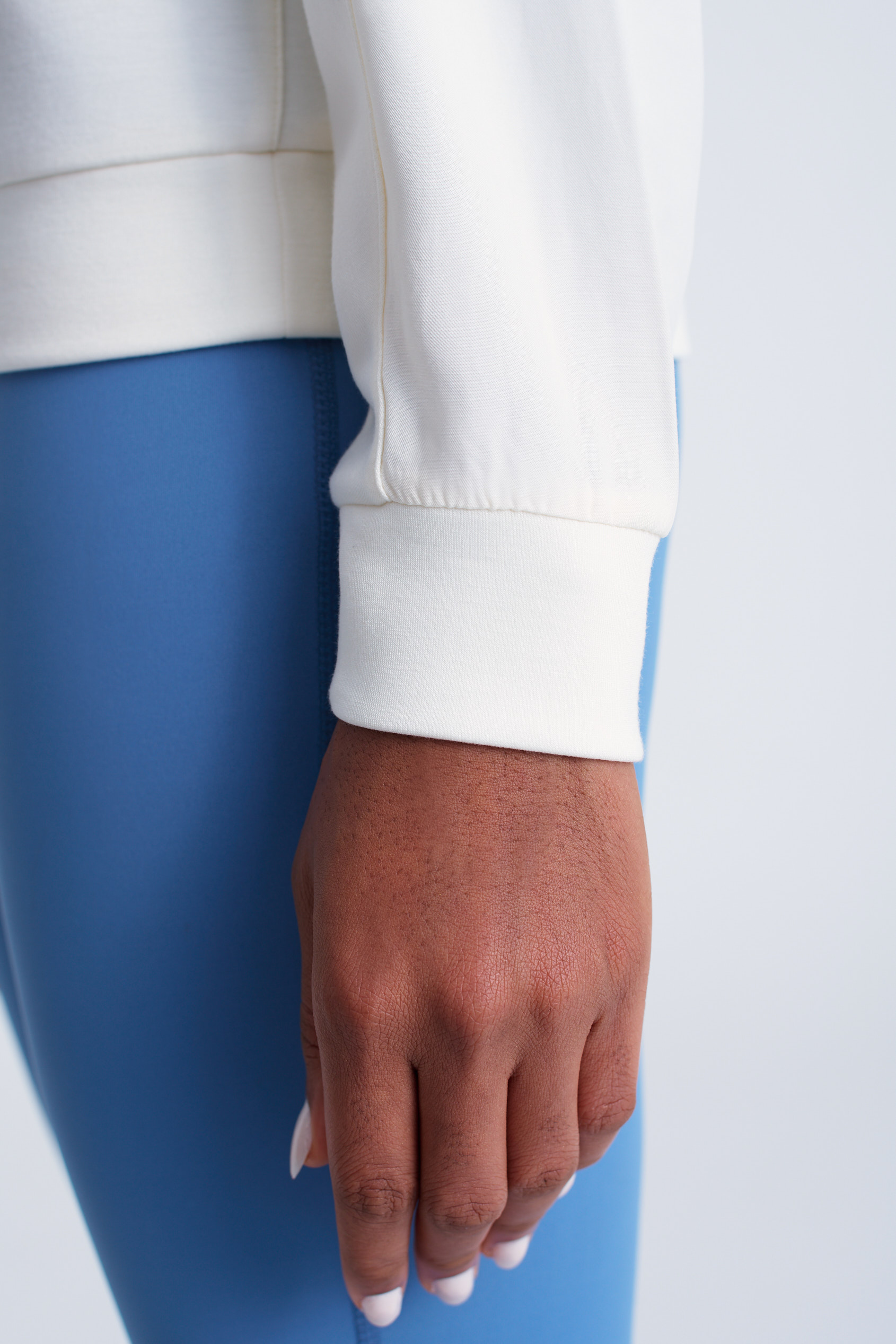 Biała bluza ze wstawkami na rękawach