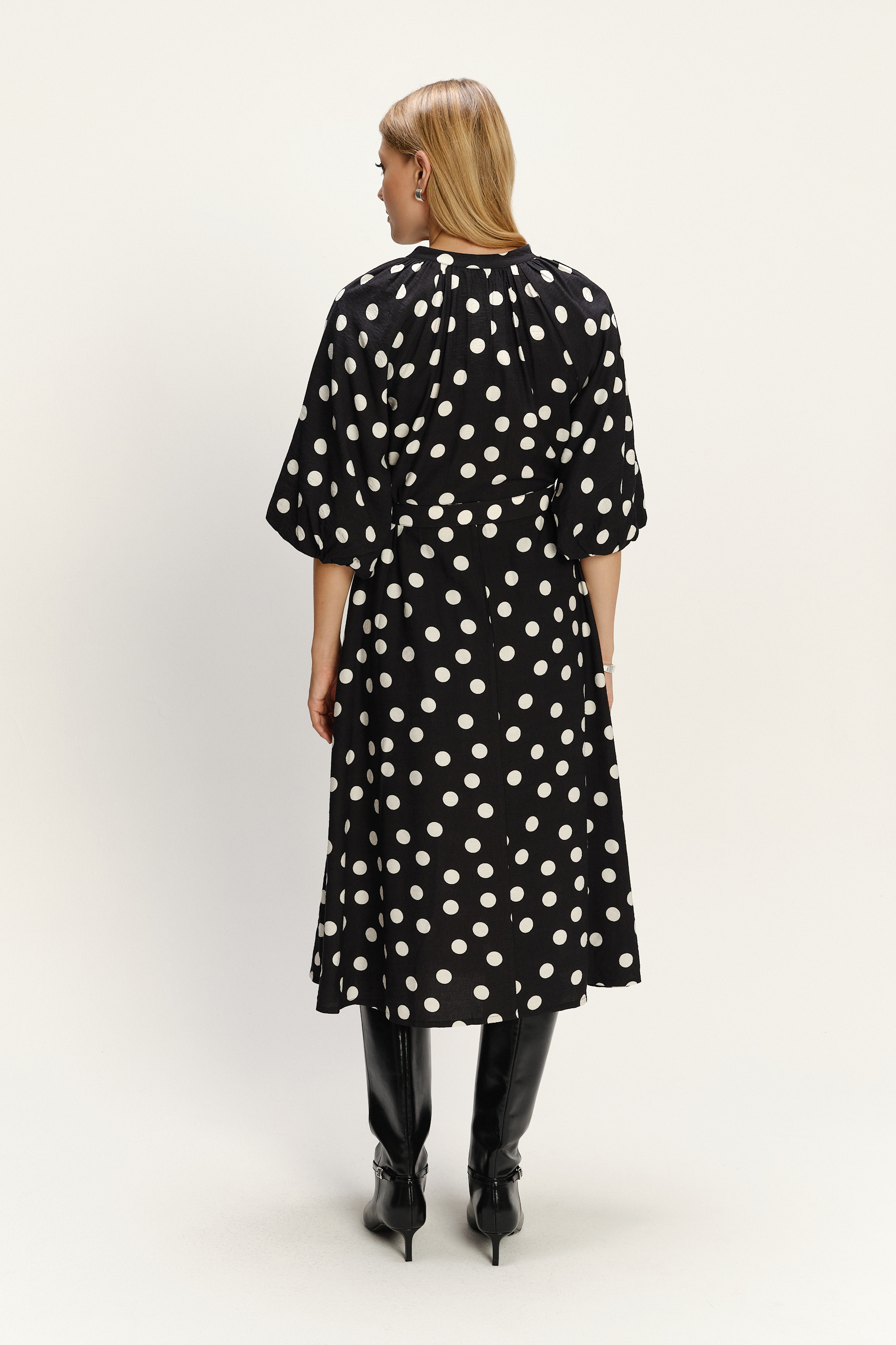 Czarna sukienka midi z nadrukiem w kropki