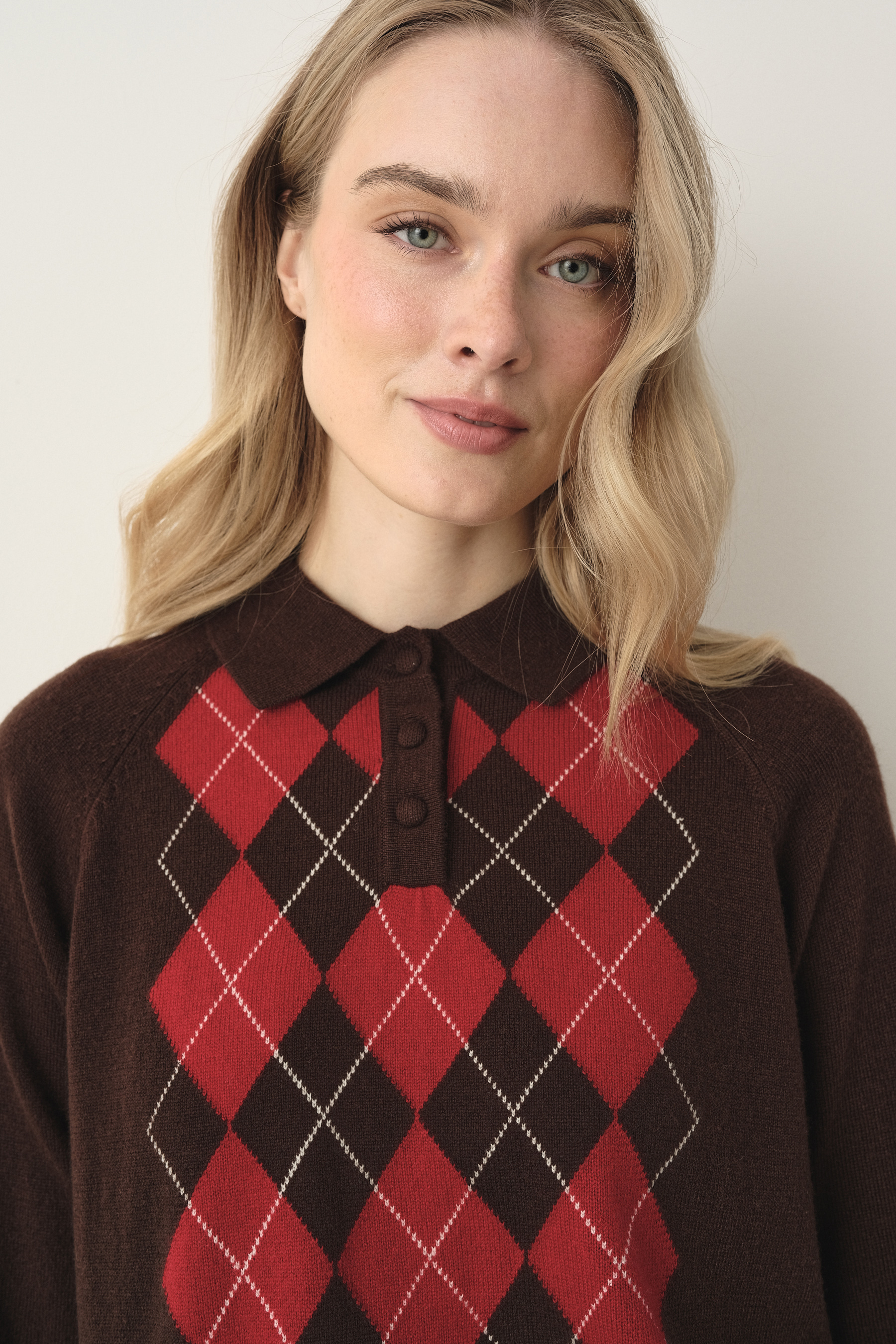 Czekoladowy sweter w romby z domieszką wełny