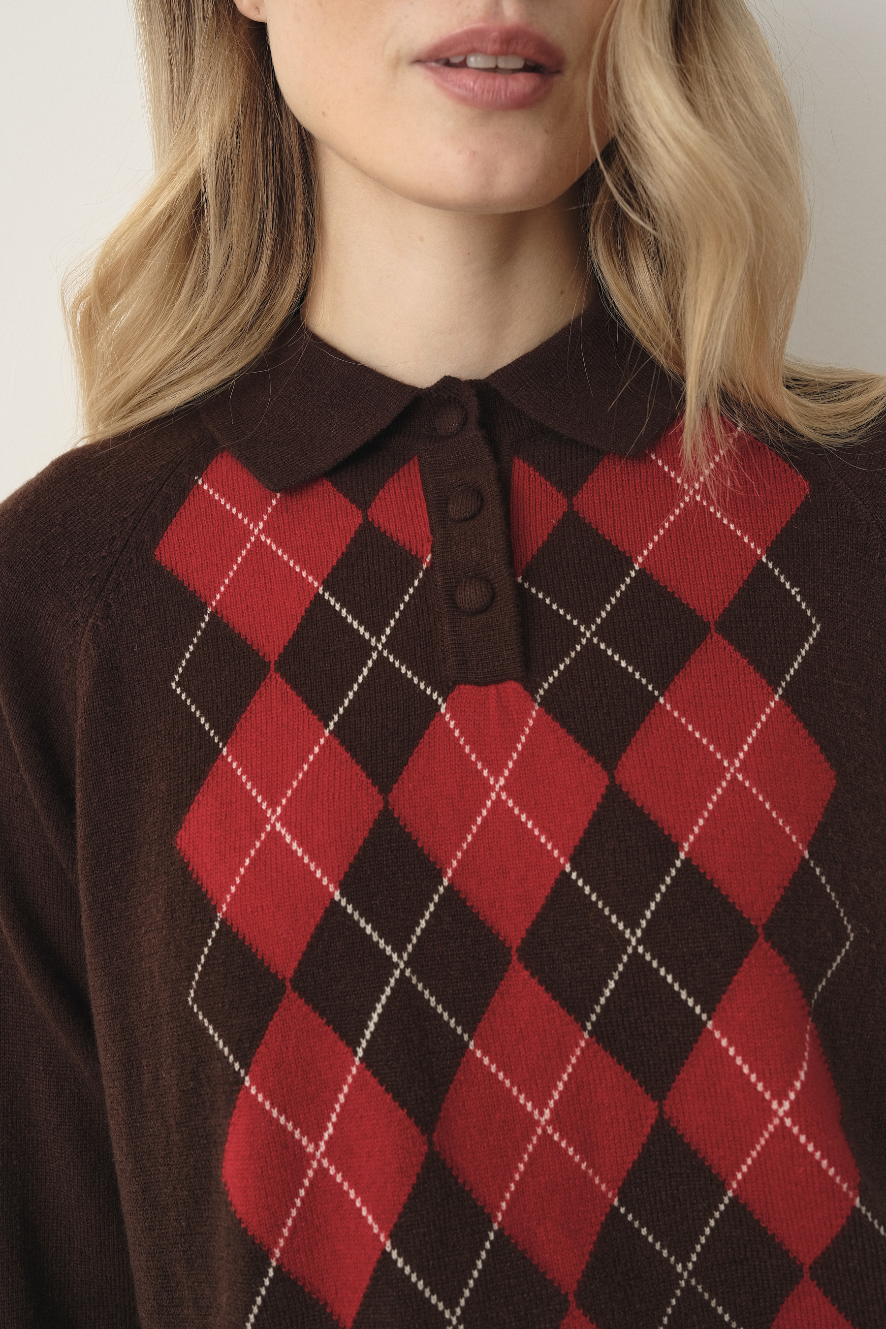 Czekoladowy sweter w romby z domieszką wełny