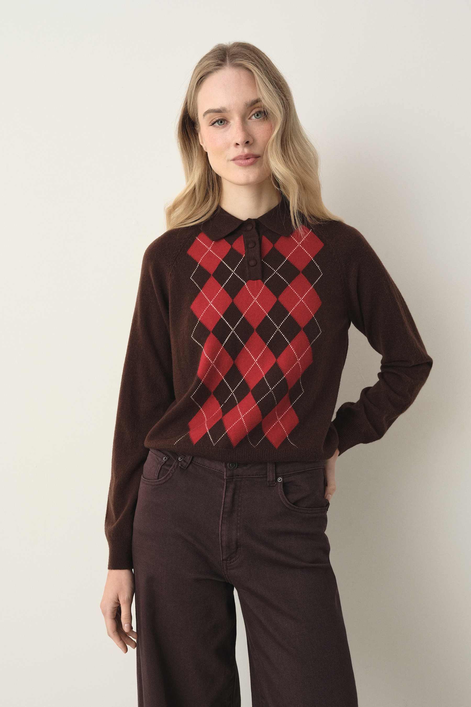 Czekoladowy sweter w romby z domieszką wełny