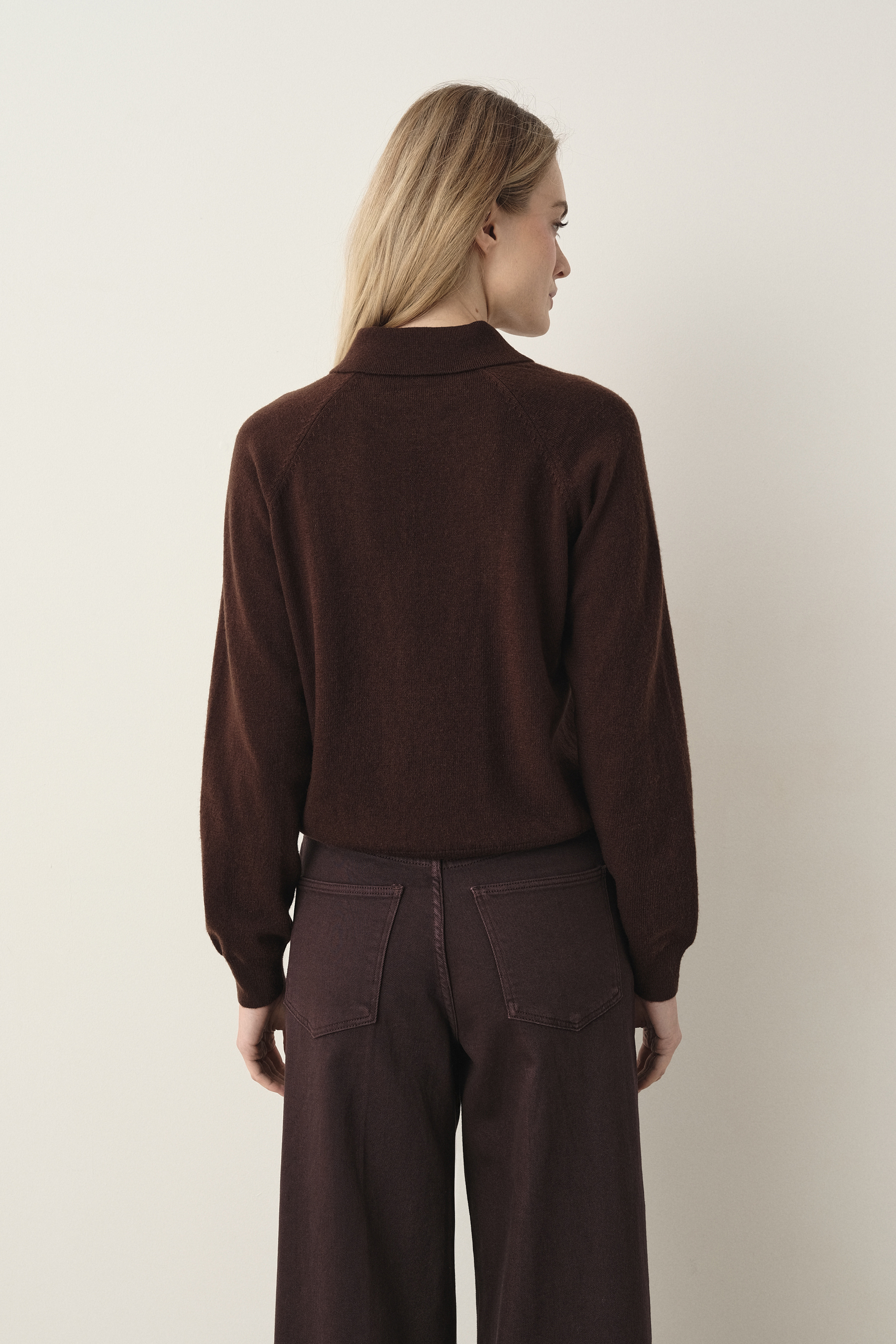 Czekoladowy sweter w romby z domieszką wełny