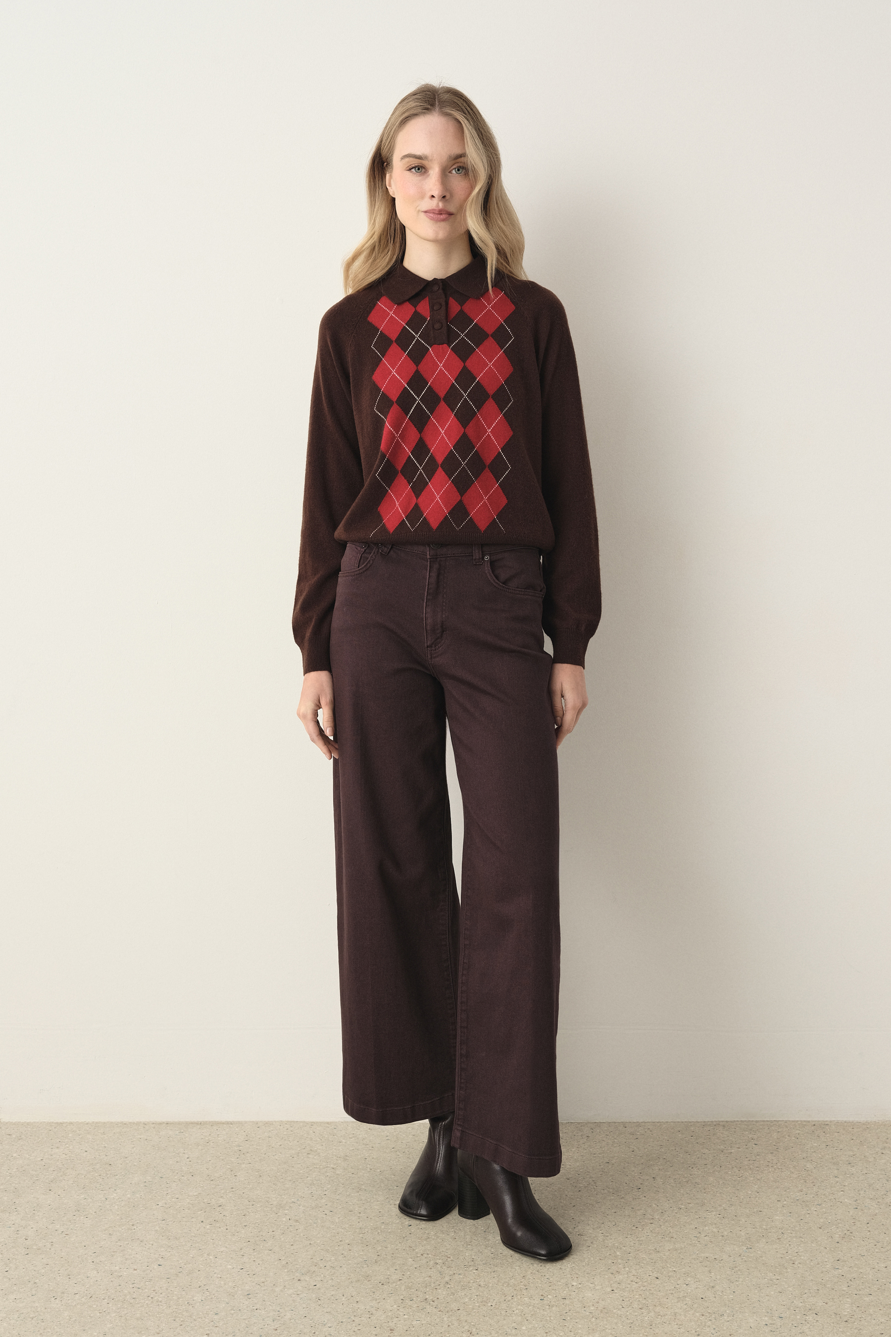 Czekoladowy sweter w romby z domieszką wełny