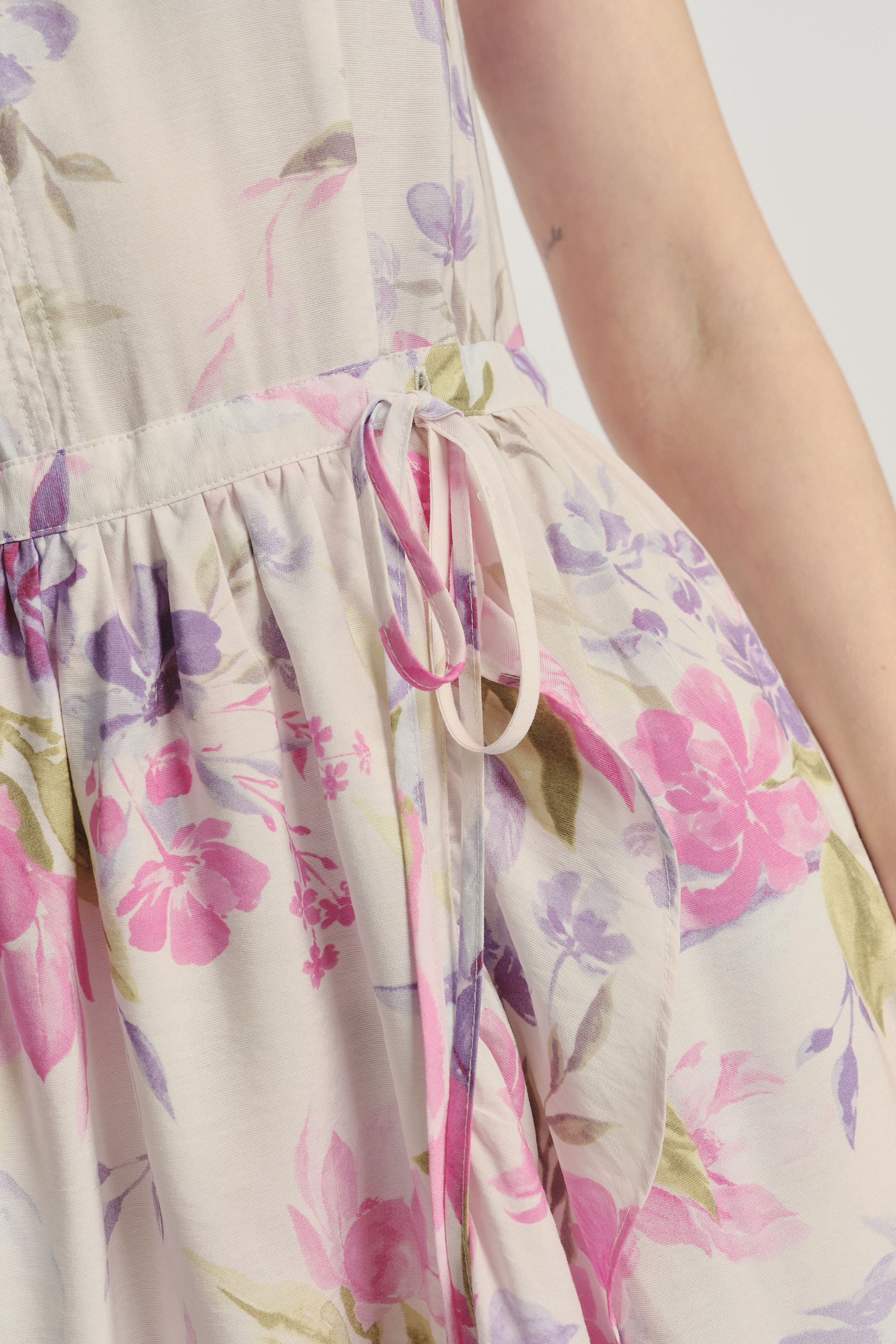 Sukienka w pastelowe kwiaty