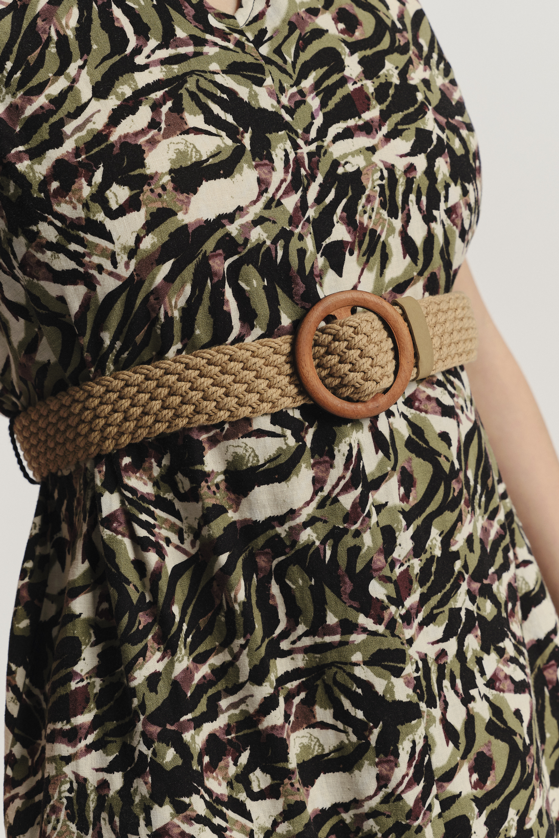 Lniano-wiskozowa sukienka z wycięciem na plecach