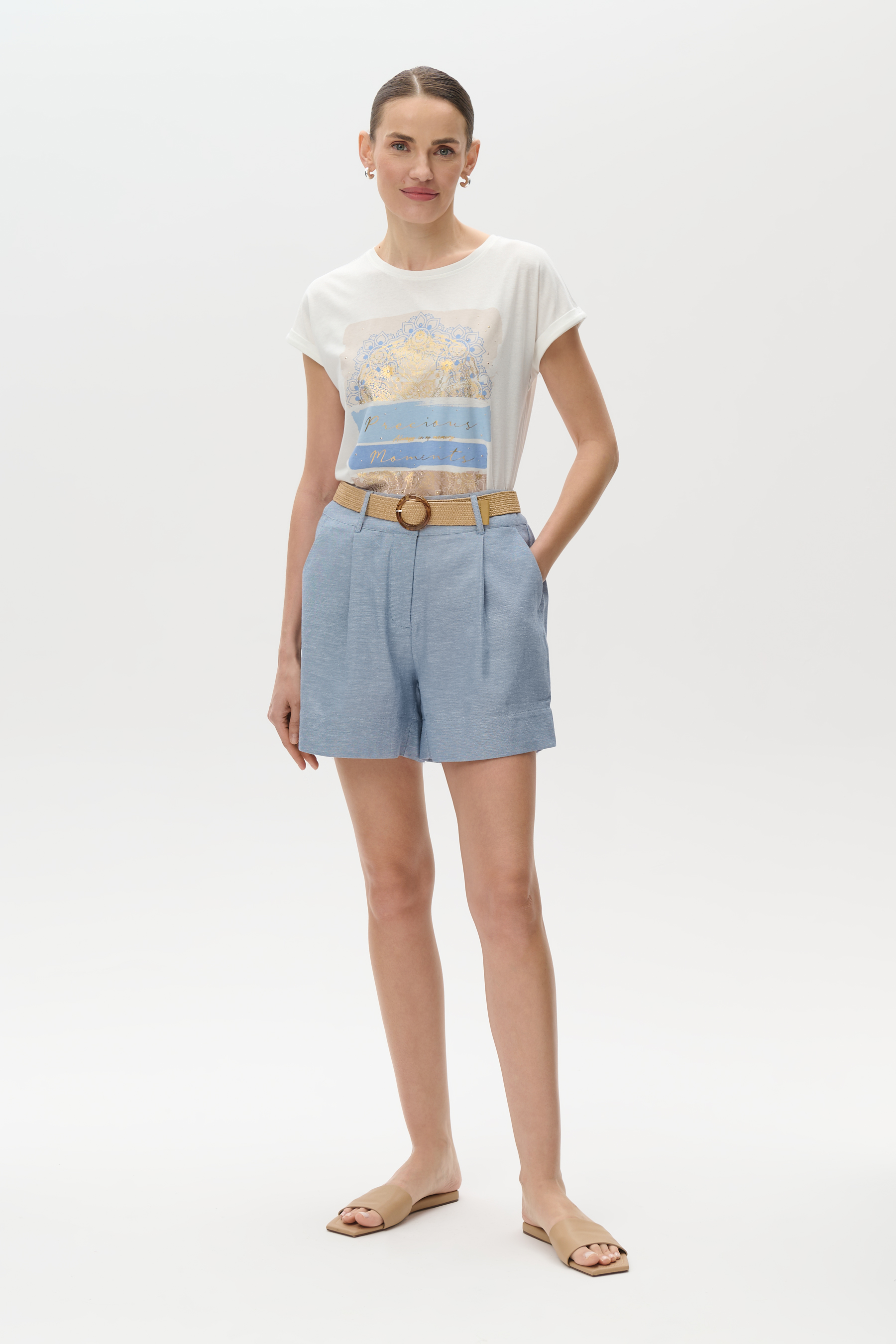 Jasnoniebieskie szorty z zakładkami