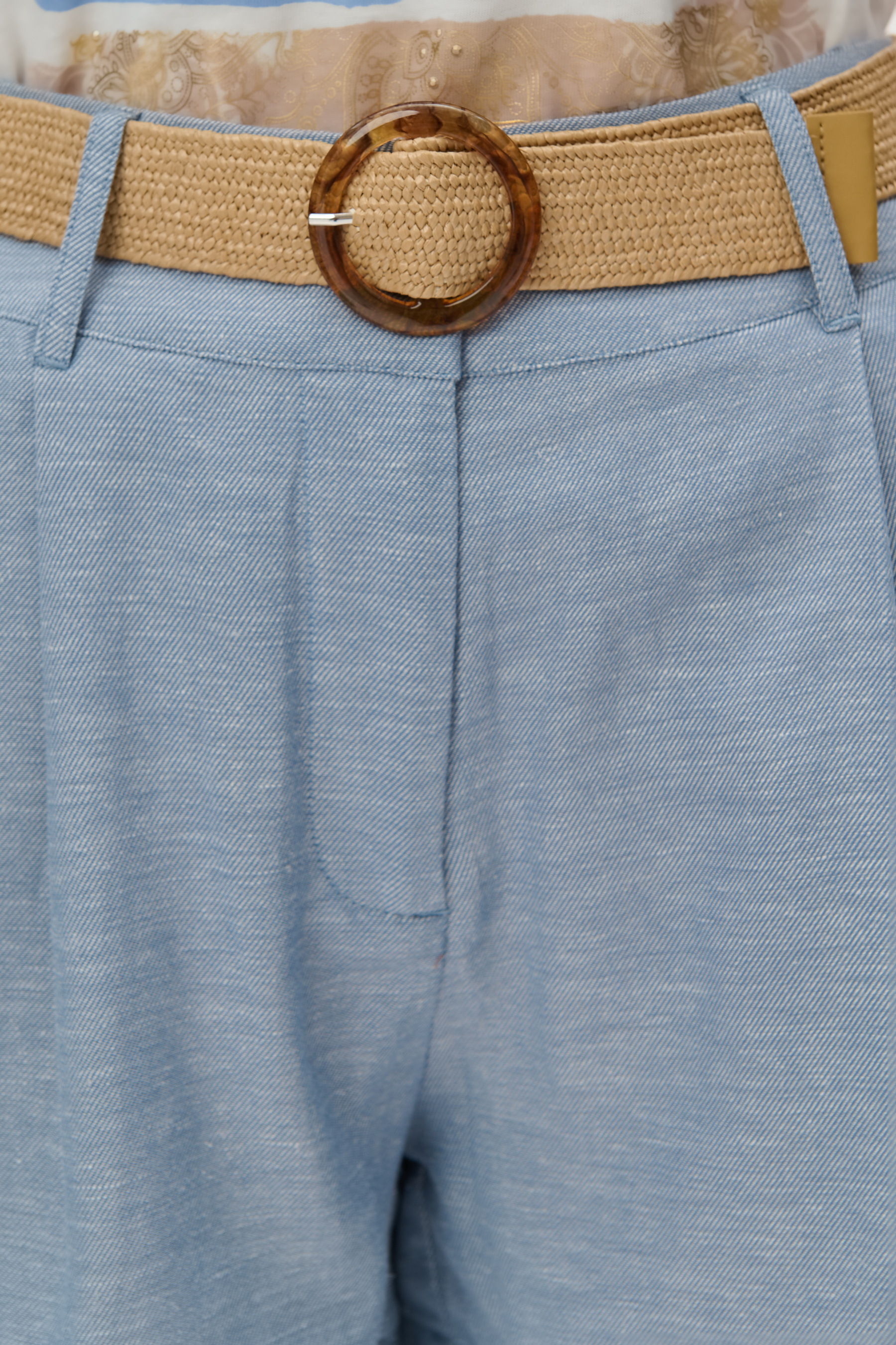 Jasnoniebieskie szorty z zakładkami