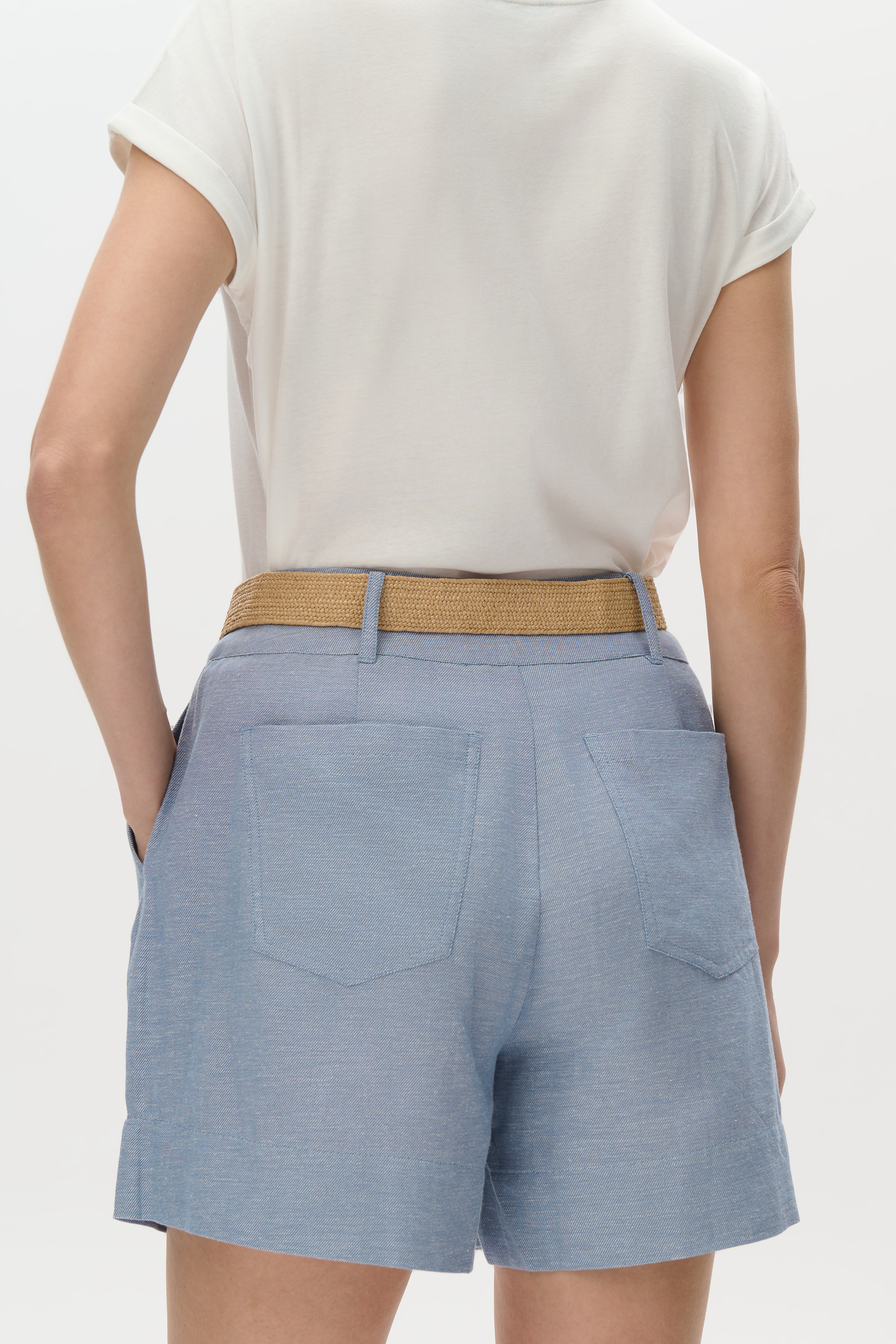 Jasnoniebieskie szorty z zakładkami