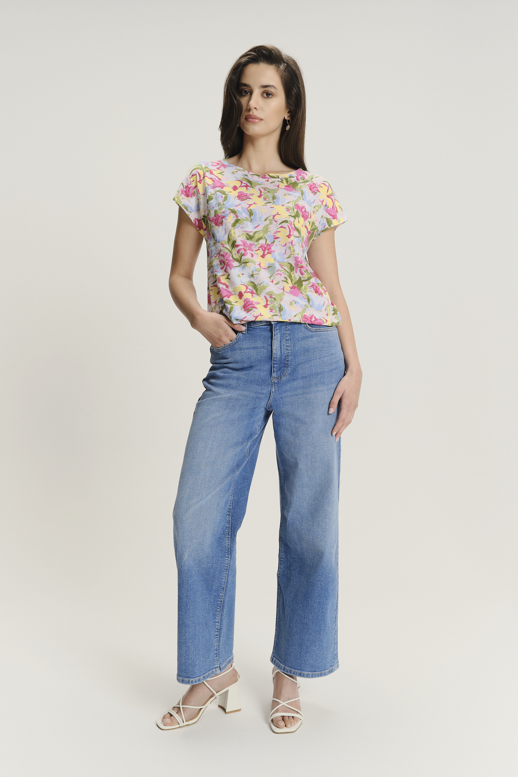 Casualowy top z nadrukiem w barwne kwiaty