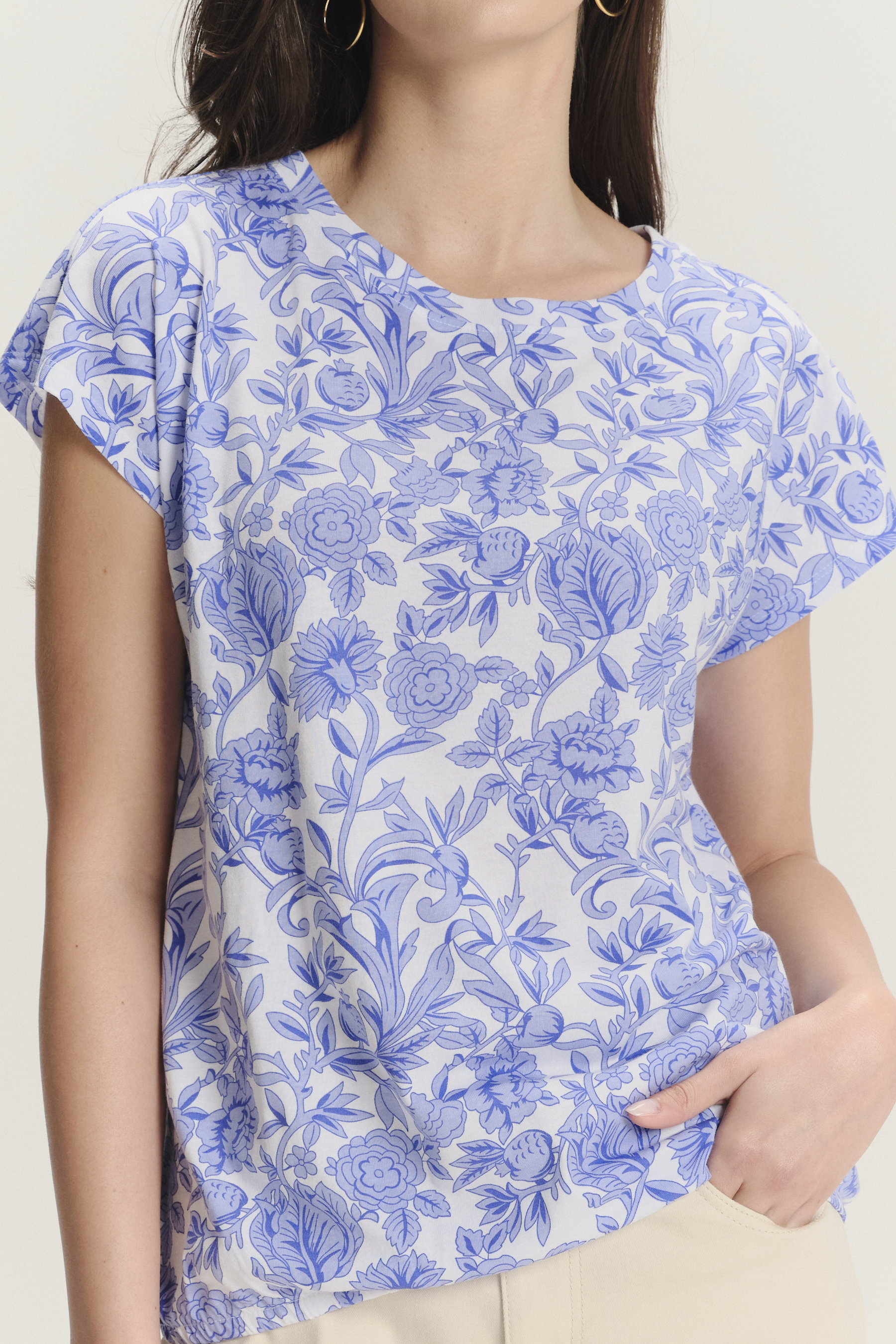 Biały top w błękitne kwiaty