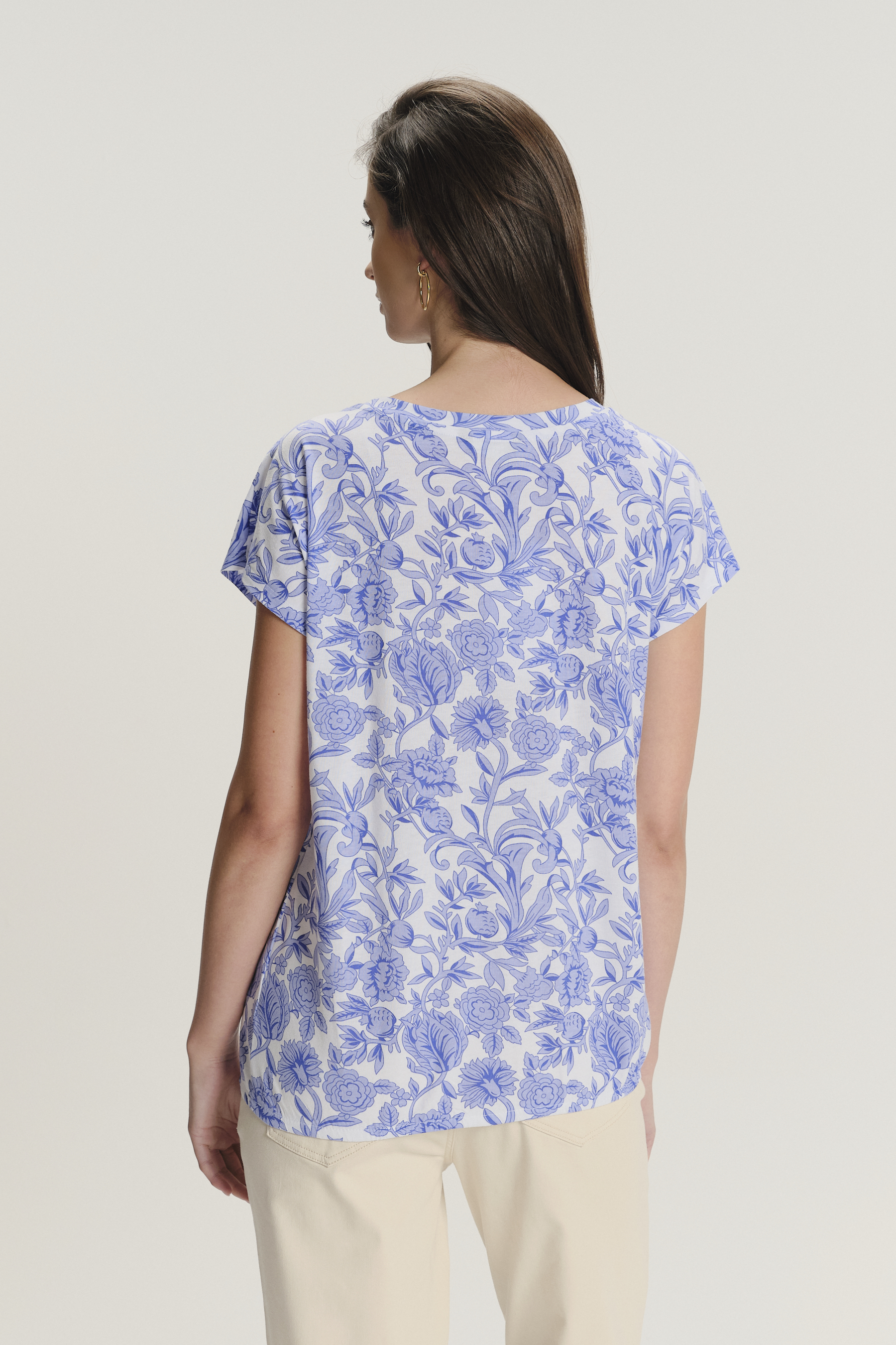 Biały top w błękitne kwiaty