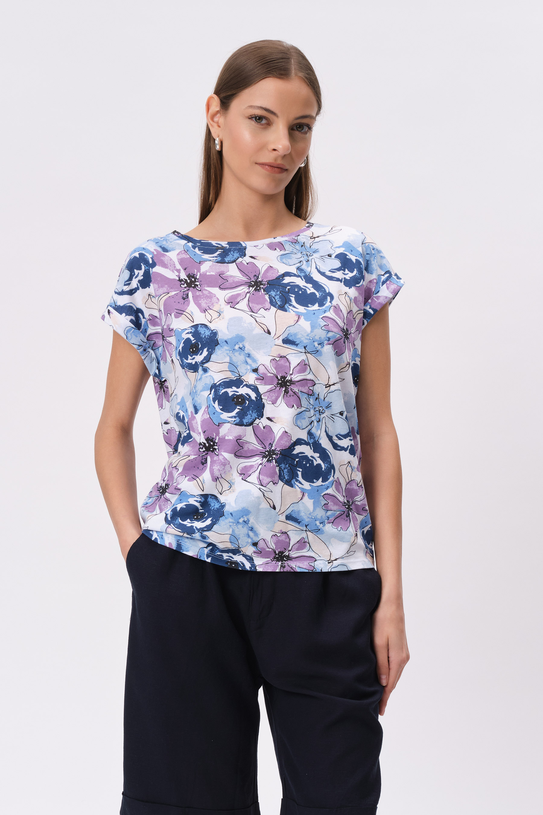 Kobiecy top w fioletowo-niebieskie kwiaty