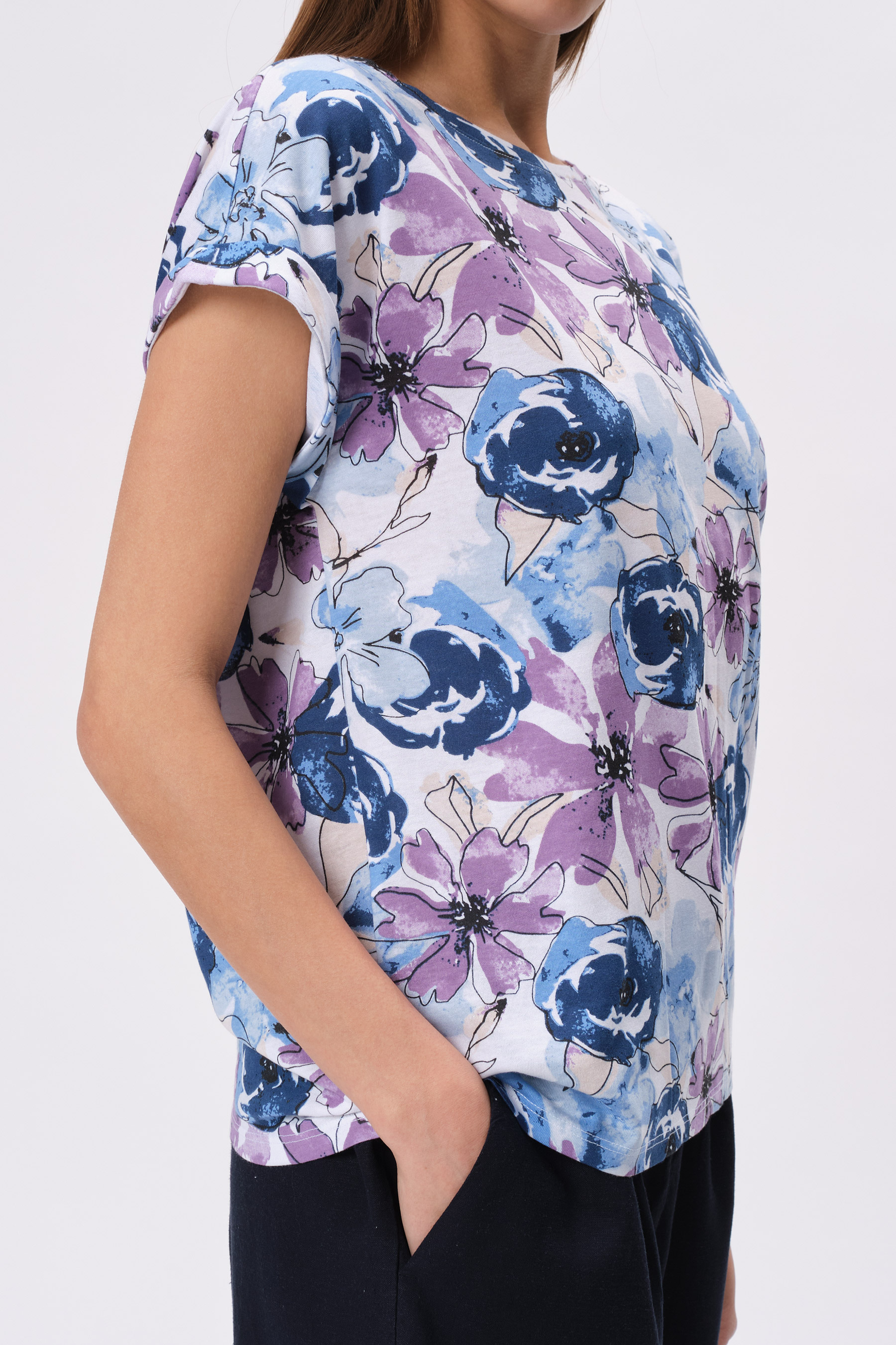 Kobiecy top w fioletowo-niebieskie kwiaty