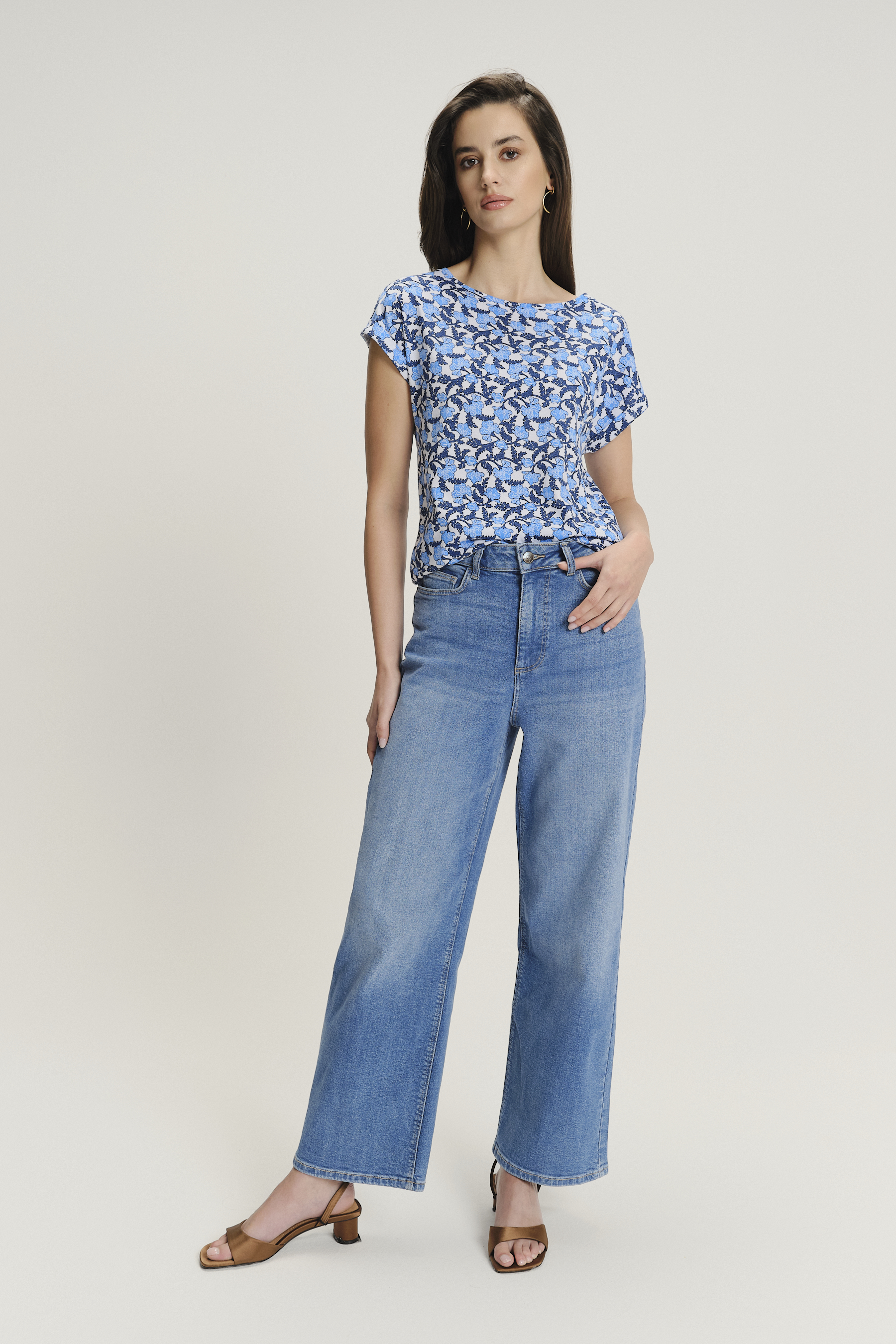 Niebieski top z kwiatowym wzorem