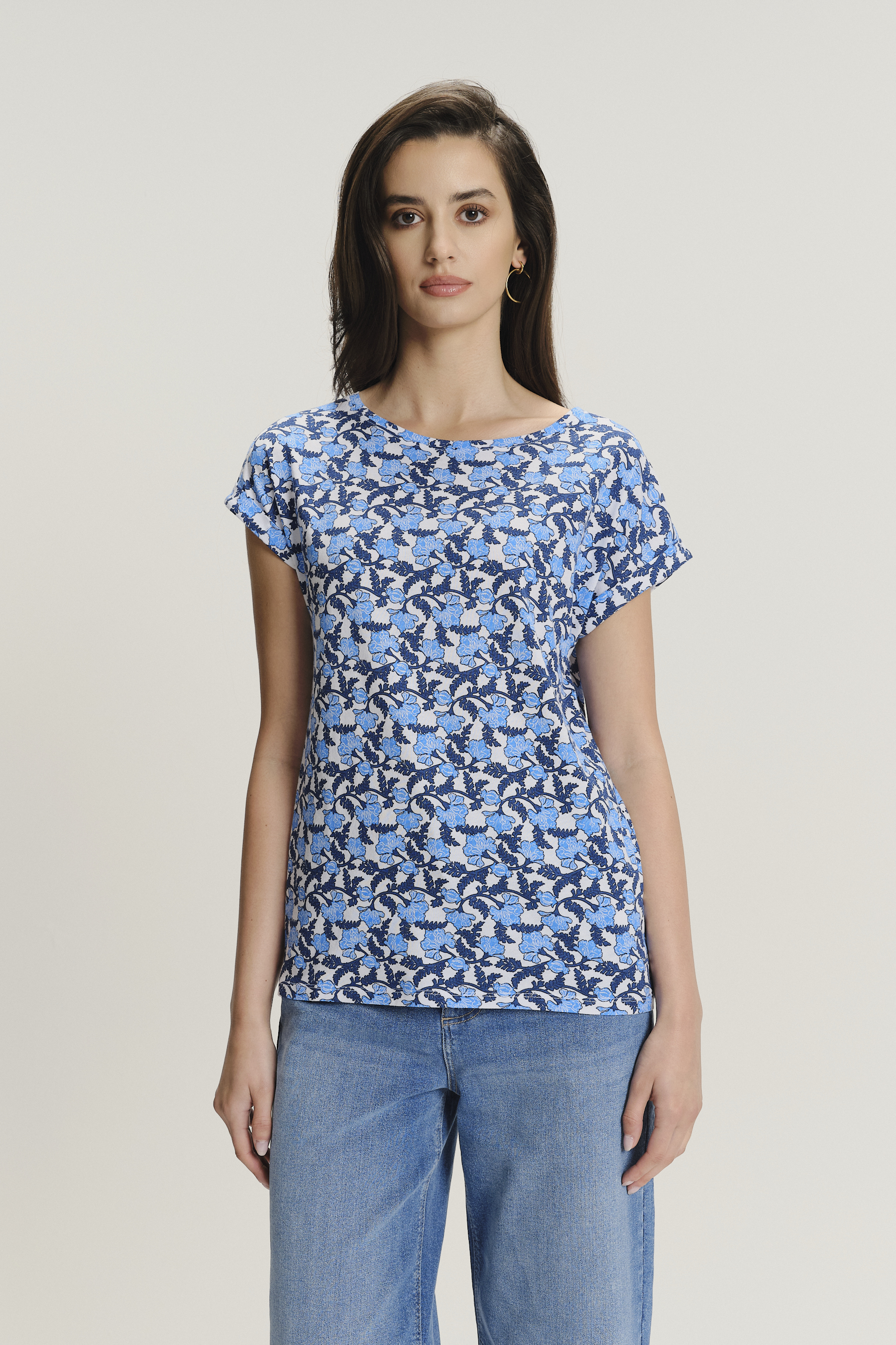 Niebieski top z kwiatowym wzorem