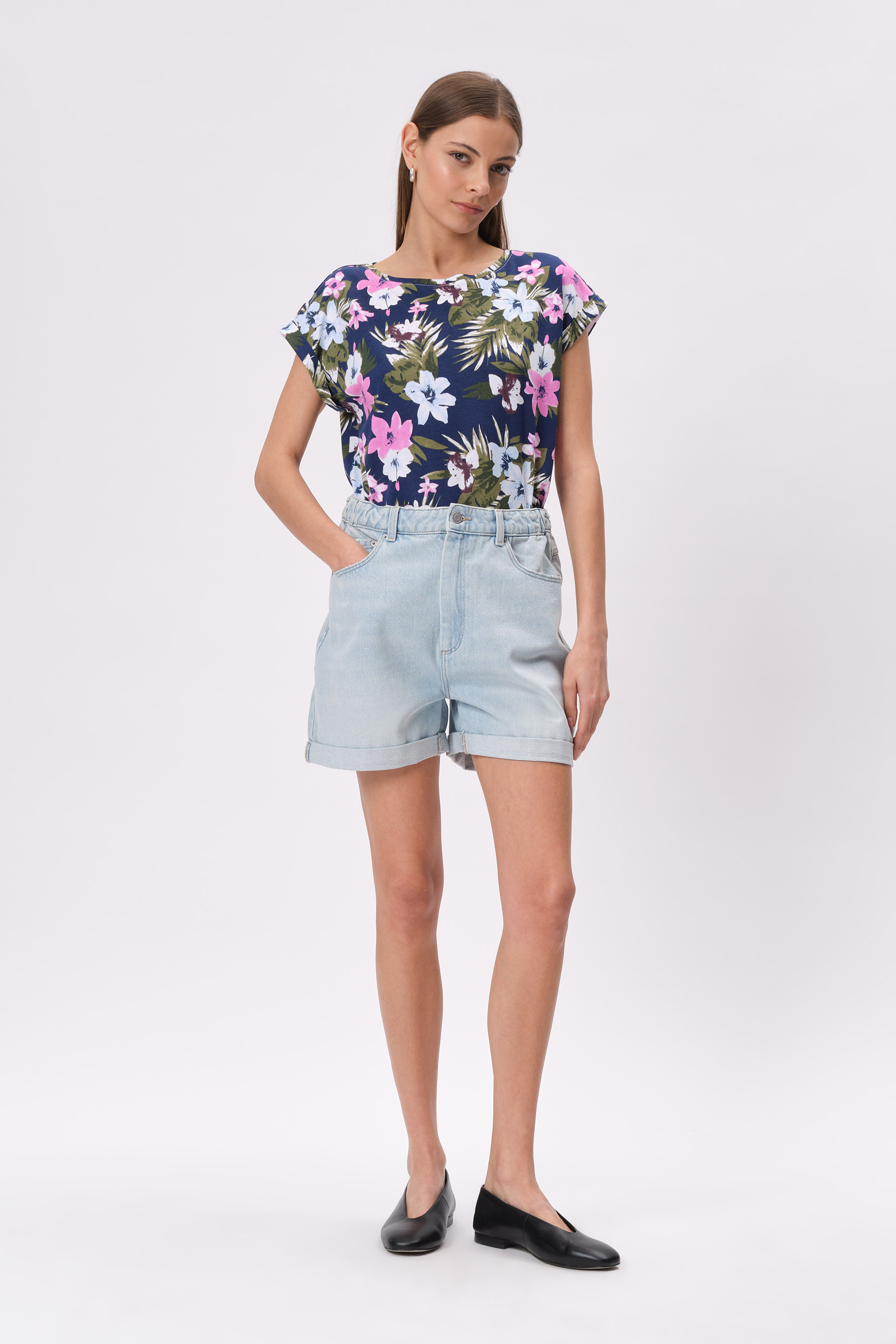 Granatowy top w barwne kwiaty