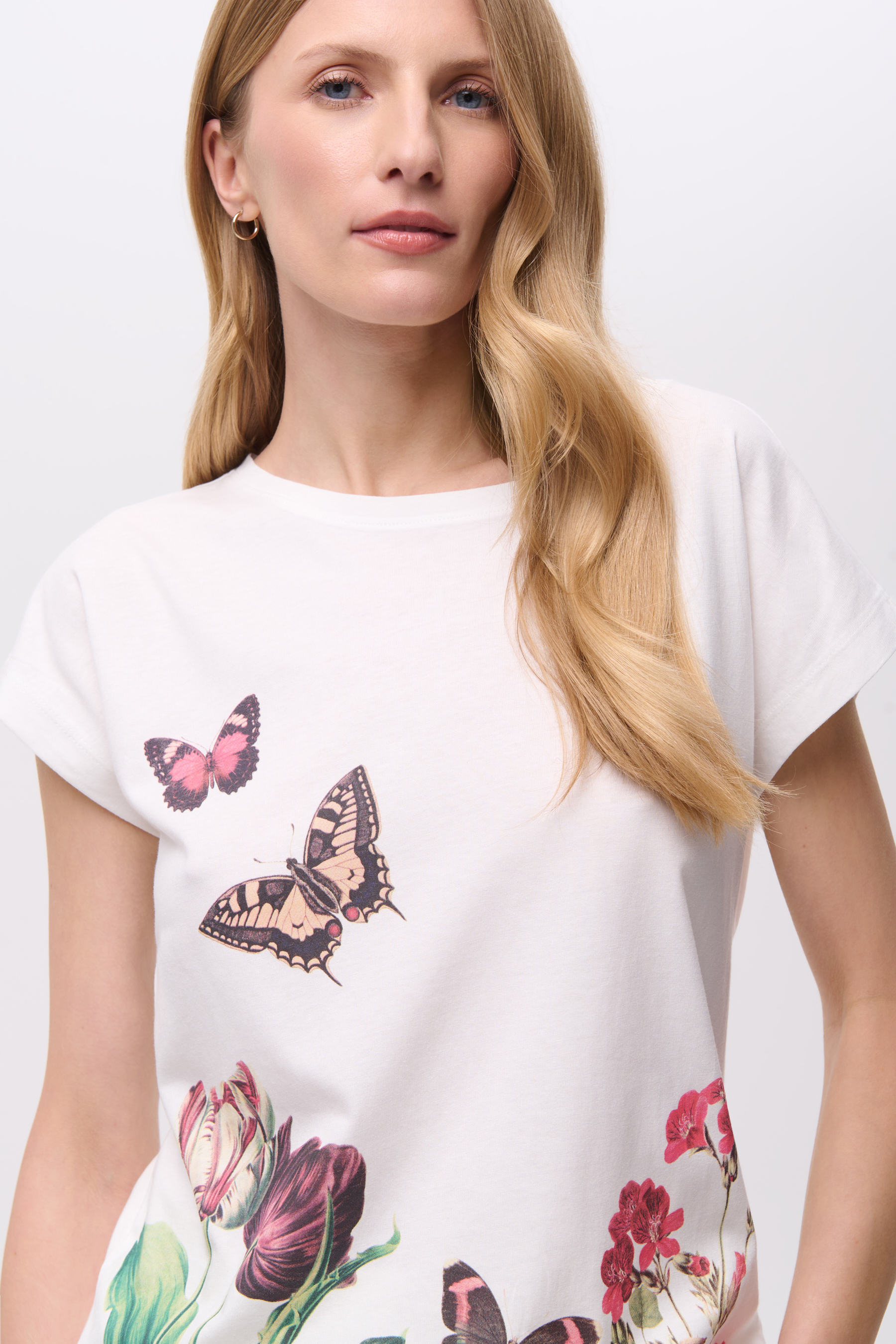 Biały top z efektowną kolorową grafiką