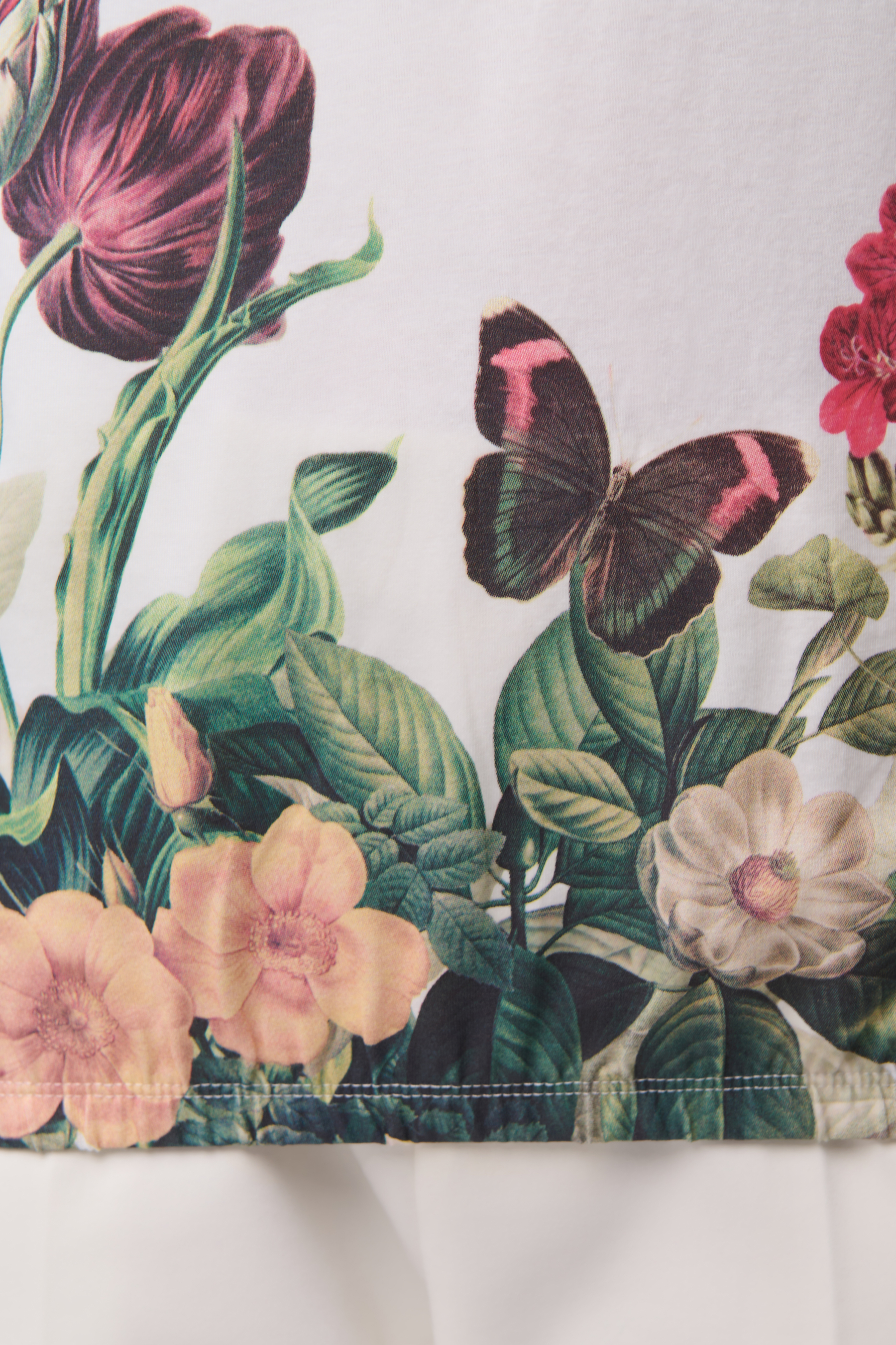 Biały top z efektowną kolorową grafiką