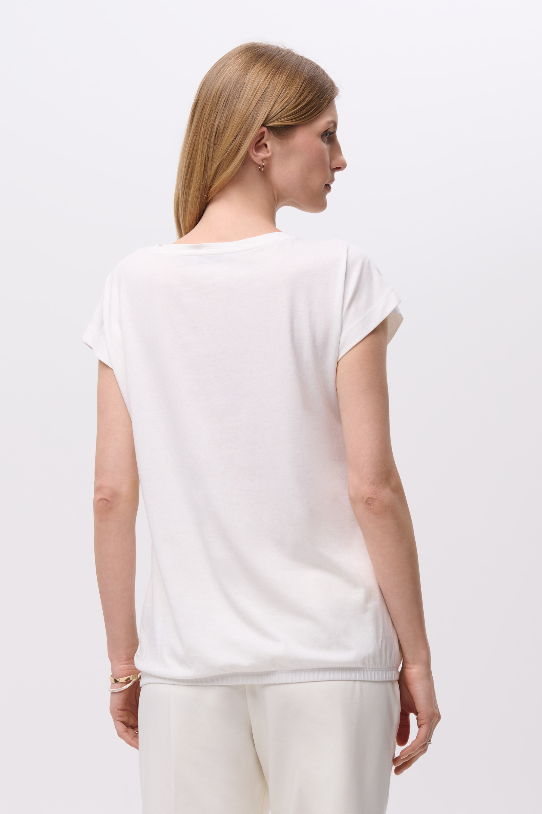 Biały top z efektowną kolorową grafiką