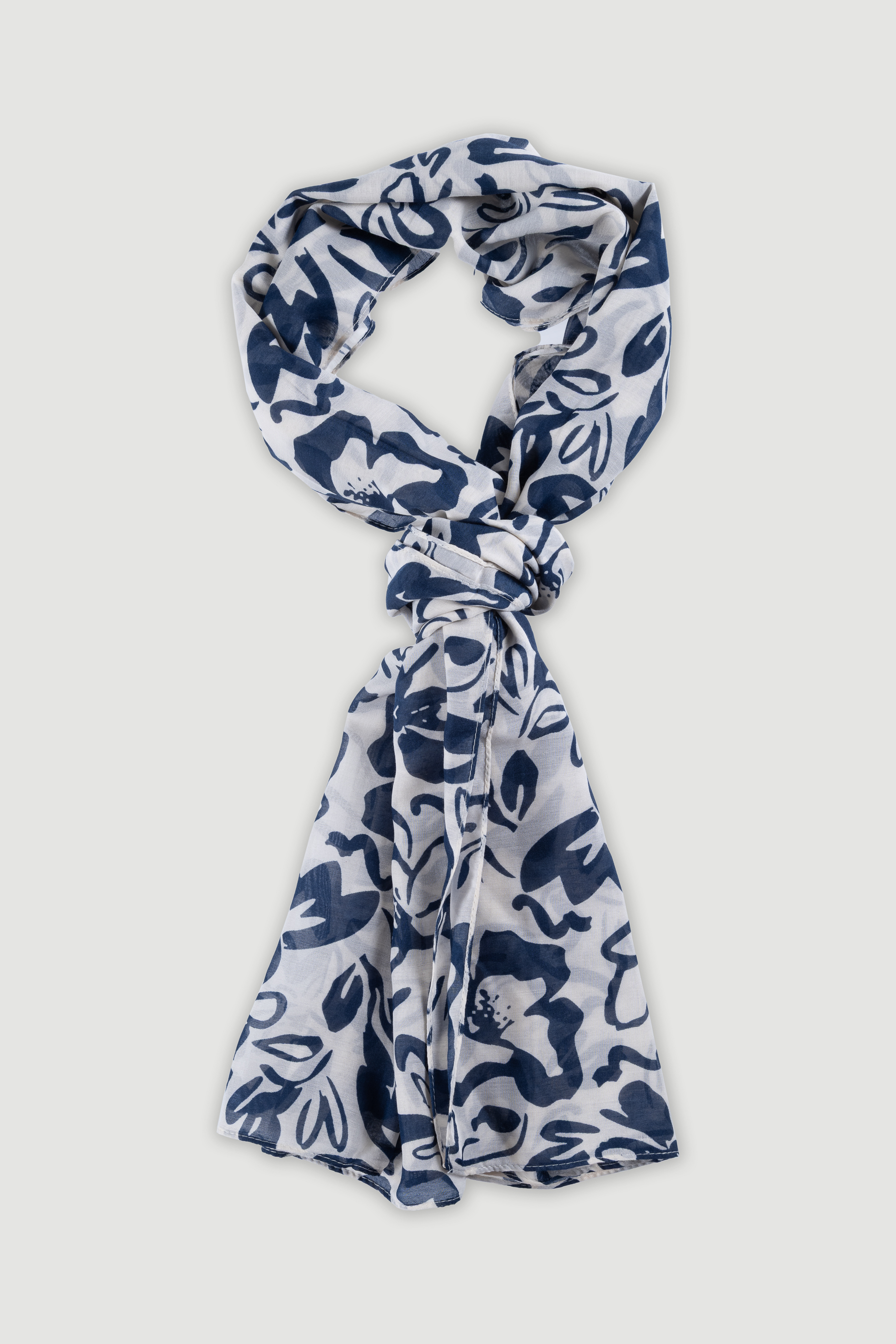 Biało-czarna apaszka z kwiatowym nadrukiem