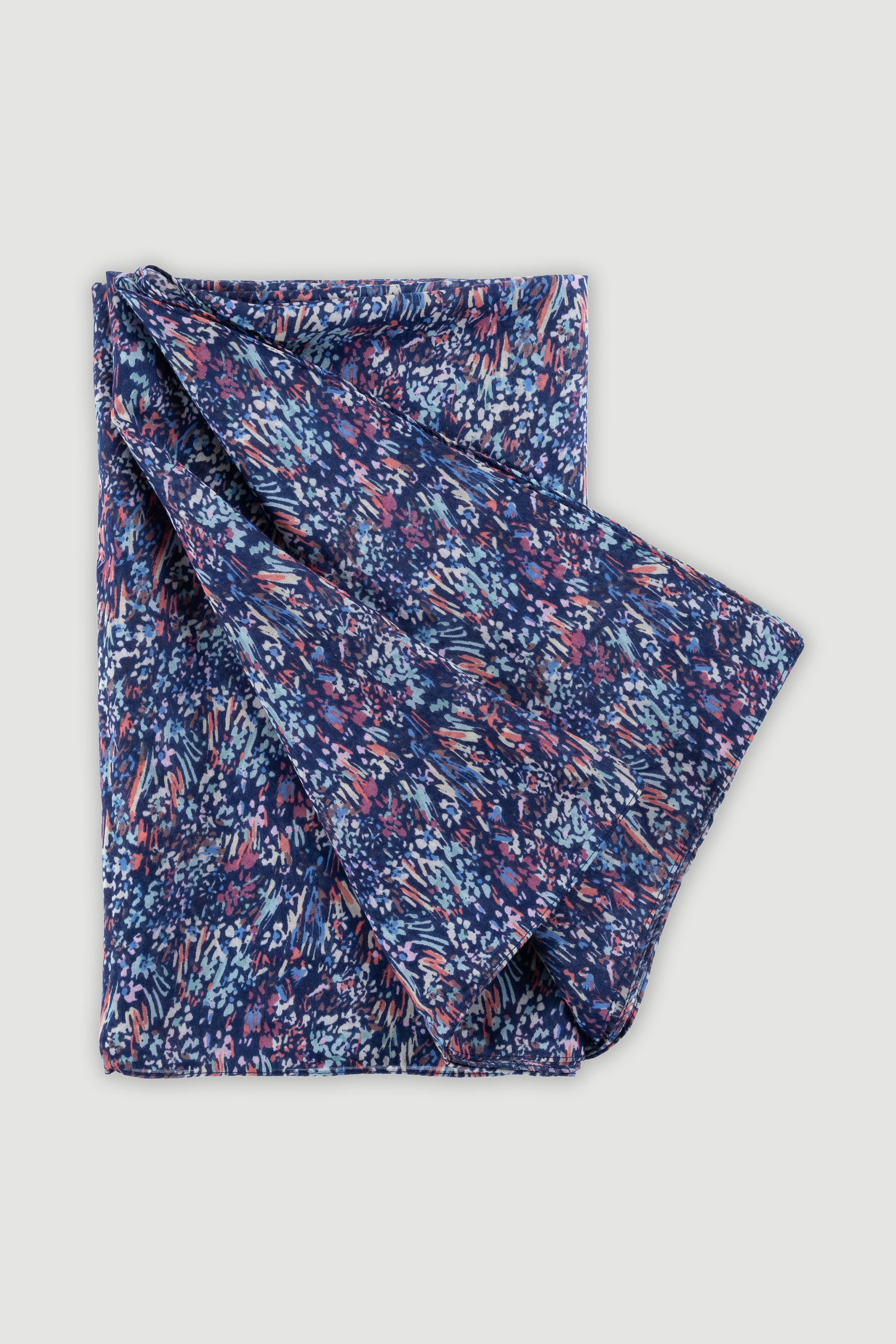 Granatowa apaszka z nadrukiem typu łączka