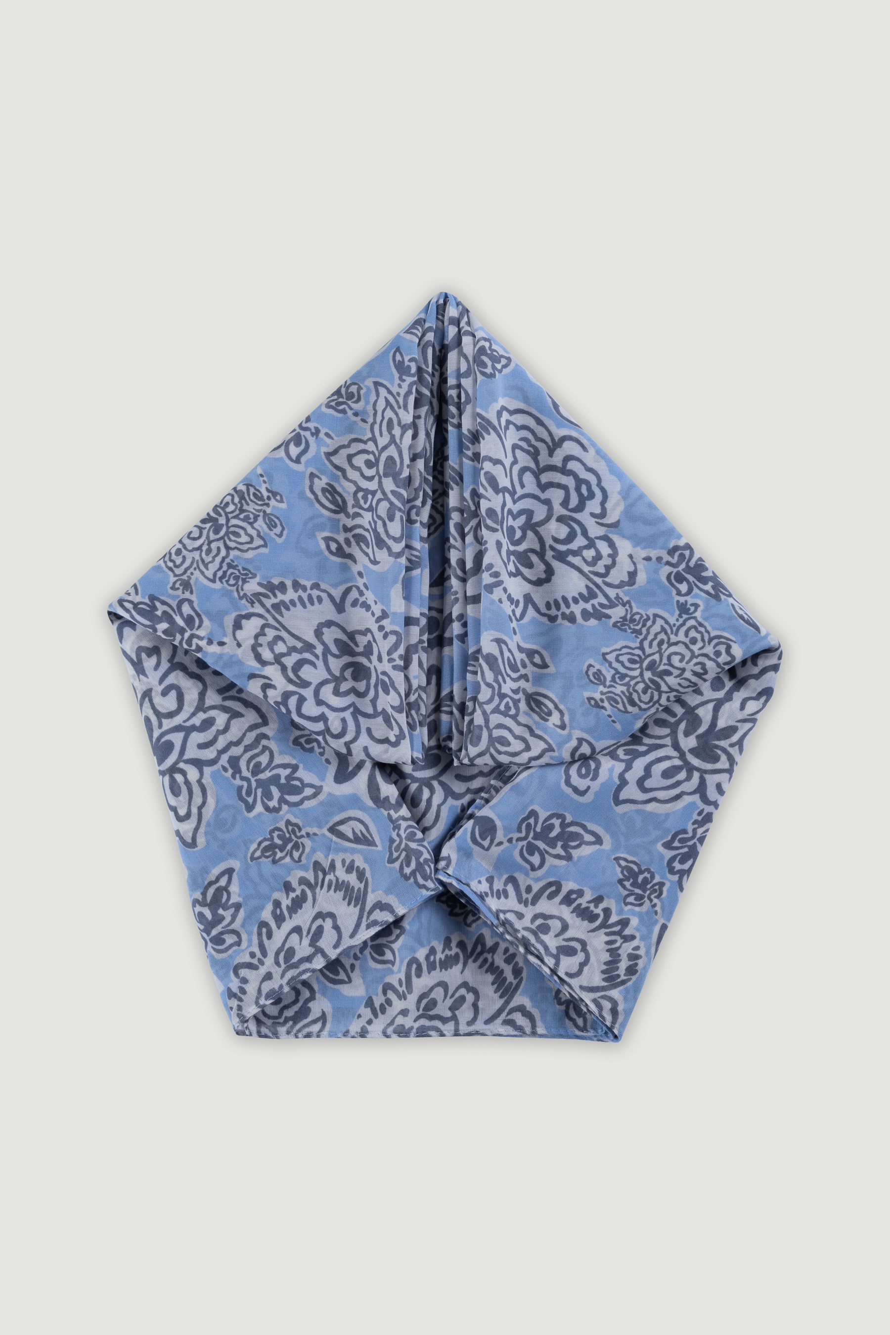 Niebieska apaszka w kwiatowy nadruk